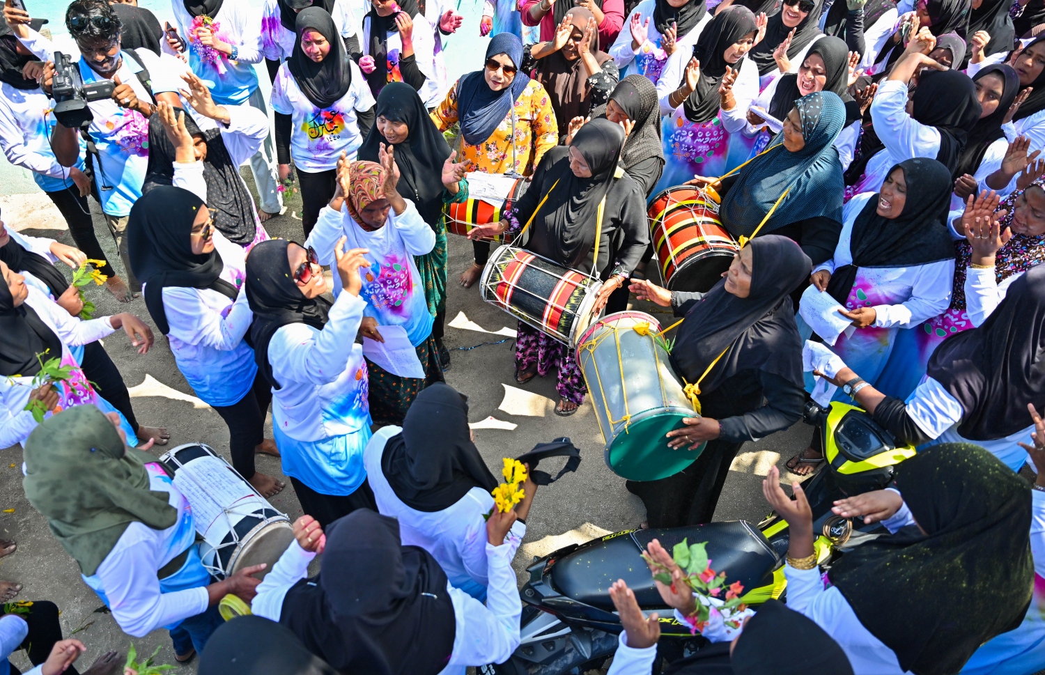 ކޯޑި ކެނޑުމަށް ފަހު، ކެންދޫގެ އަންހެނުން ރަށުތެރޭގައި ކޯޑި ކުޅެނީ: ކޯޑި ކެނޑުމަށްފަ ހު ރަށުގެ އެންމެންނަށް އަންހެނުން ކާން ދޭ.--- ފޮޓޯ: ފަޔާޒު މޫސާ | މިހާރު