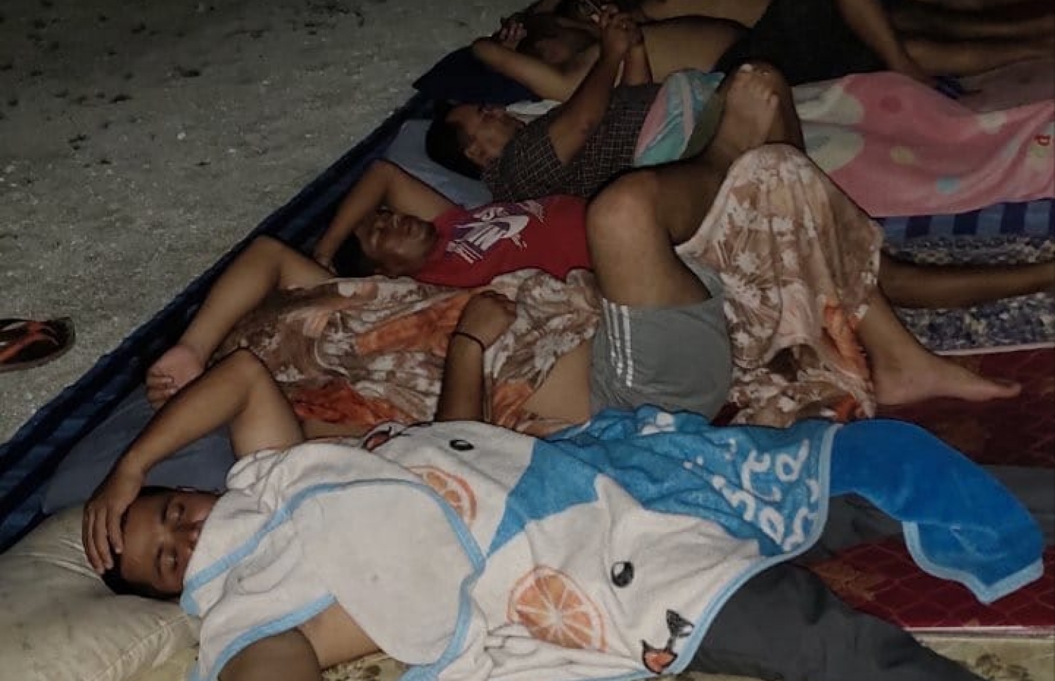 މިފްކޯގެ މުވައްޒަފުން ސްޓާފް ބިލްޑިން ބޭރުގައި ނިދާފައި -- ފޮޓޯ: މިފްކޯ