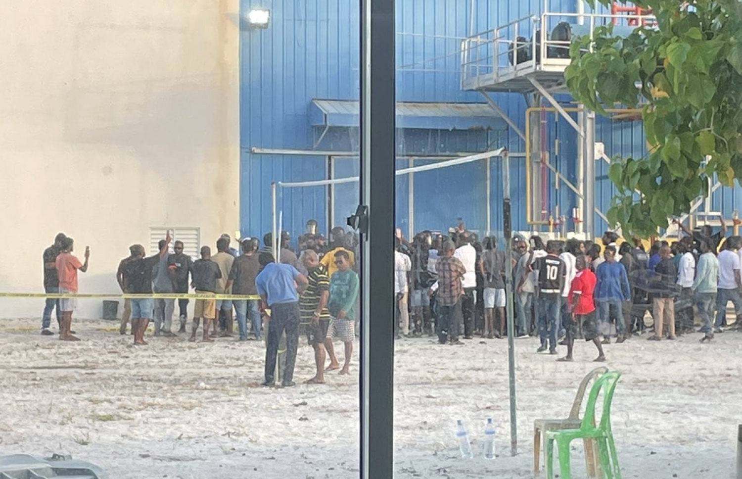 މިފްކޯގެ އައްޑޫ ފިޝަރީސް ކޮމްޕްލެކްސްގައި މުވައްޒަފުން މުޒާހަރާ ކުރަނީ -- ފޮޓޯ: މިފްކޯ