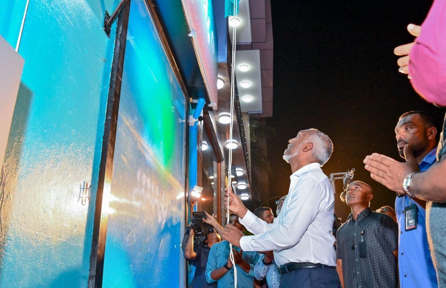 "ޕީއެންސީ ހައުސް" ހުޅުވުމަށް ފަހު، ރައީސް އަދި އެ ޕާޓީގެ ރައީސް މުއިއްޒު އެ ޖަގަހައިގައި އެ ޕާޓީގެ ދިދަ ނަންގަވައި ދެއްވަނީ.--- ފޮޓޯ: ޕީއެންސީ