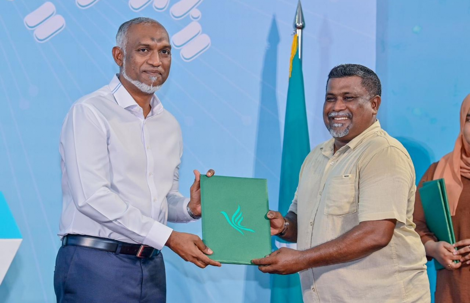 ކުޅިވަރުގެ ދާއިރާ އާއި ފިޓްނަސްގައި އިސްކޮށް ހަރަކާތްތެރިވާ ހާނިމް ޕީއެންސީ އަށް ރޭ ސޮއިކުރައްވައި އޭނާގެ ފޯމު ރައީސް ޑރ. މުއިއްޒާ ހަވާލު ކުރައްވަނީ.---ފޮޓޯ: ޕީއެންސީ