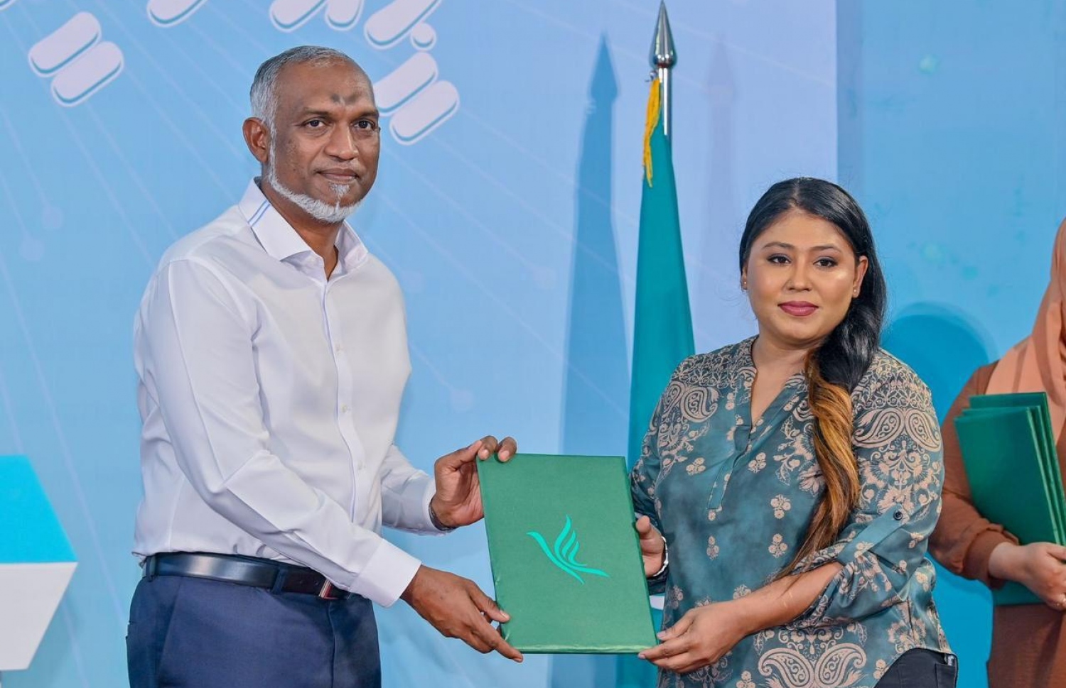 ޕީއެންސީއާ އަލަށް ގުޅުނު މީހެއްގެ ފޯމު ރައީސް ޑރ. މުއިއްޒާ ހަވާލު ކުރަނީ.---ފޮޓޯ: ޕީއެންސީ