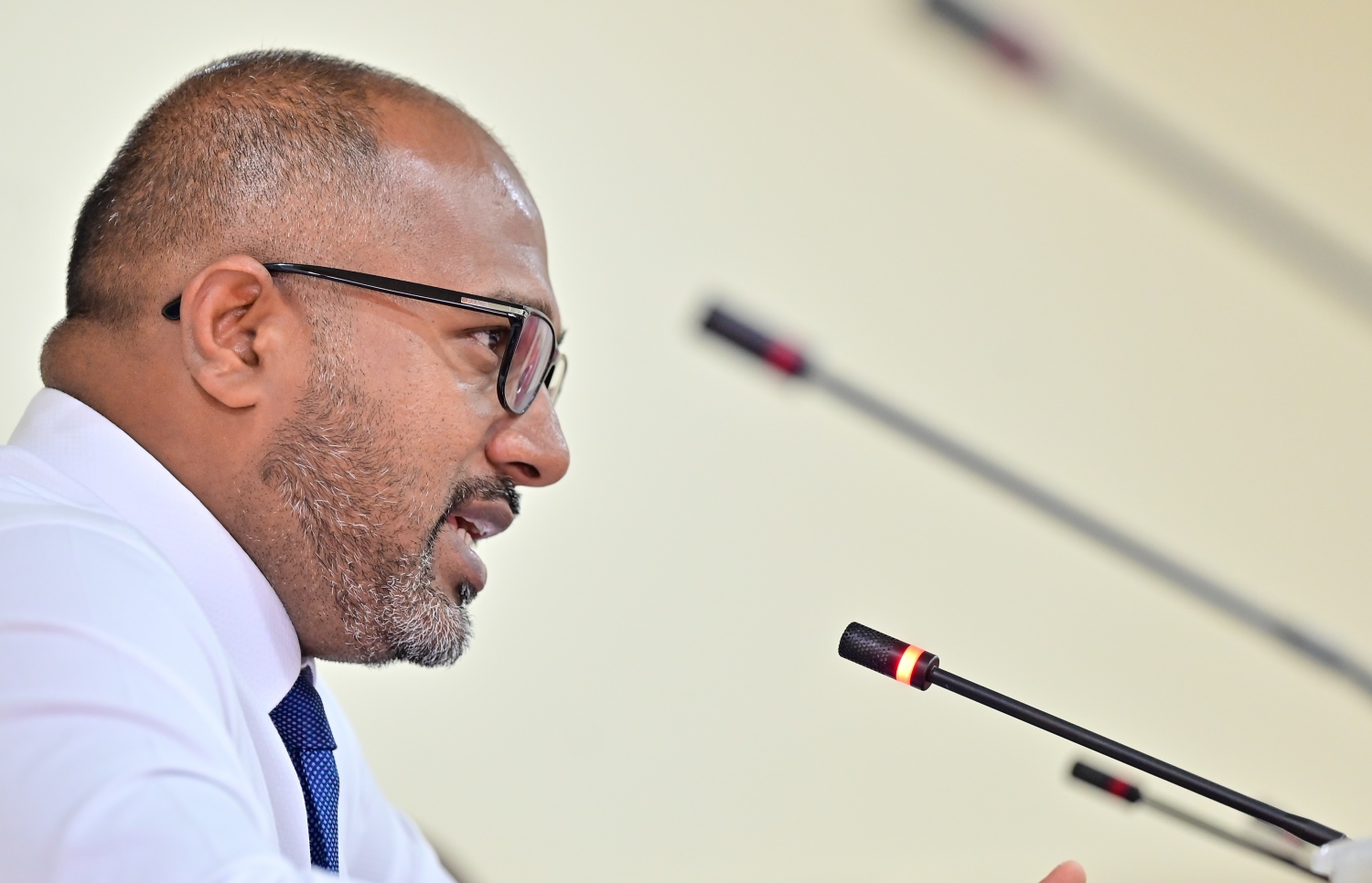 މަޖިލީހުގެ ކޮމިޓީގައި އިހްސާން ވާހަކަ ދައްކަވަނީ. -- ފޮޓޯ | މަޖިލިސް