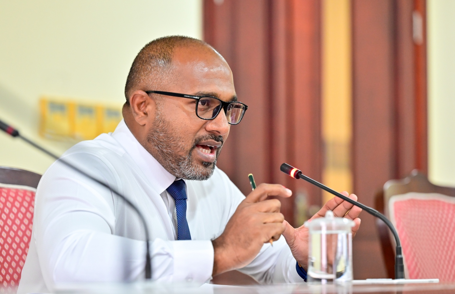 މަޖިލީހުގެ ސަލާމަތީ ހިދުމަތްތަކާ ބެހޭ ކޮމެޓީގައި ހޯމްލޭންޑް ސެކިއުރިޓީ މިނިސްޓަރު އަލީ އިހުސާން ވާހަކަދައްކަވަނީ. -- ފޮޓޯ: ނިޝާން އަލީ | މިހާރު