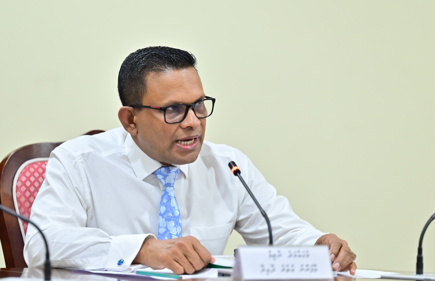 ކޮމިޓީގައި ނާޒިމް ވާހަކަ ދައްކަވަނީ. -- ފޮޓޯ | މަޖިލިސް