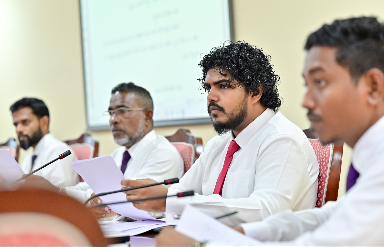 ކޮމިޓީގެ ބައްދަލުވުމުގައި މެމްބަރު އަޒާން ވާހަކަ ދައްކަވަނީ.