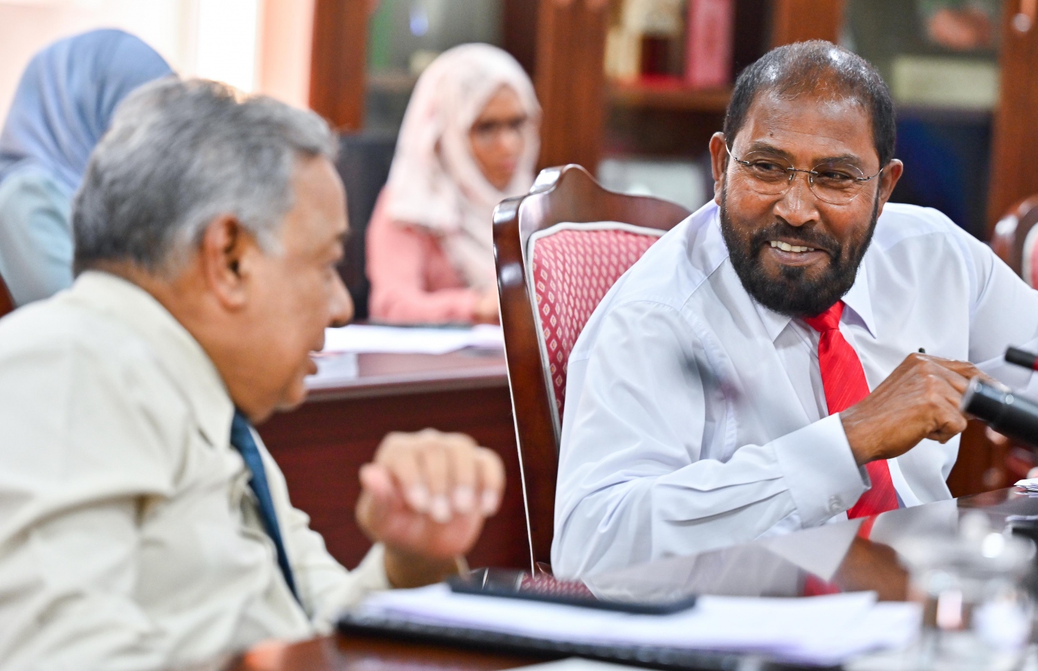 މާލިއްޔަތު ކޮމިޓީގެ މުގައްރިރާއި ނައިބު މުގައްރިރު -- ފޮޓޯ: ފަޔާޒް މޫސާ / މިހާރު