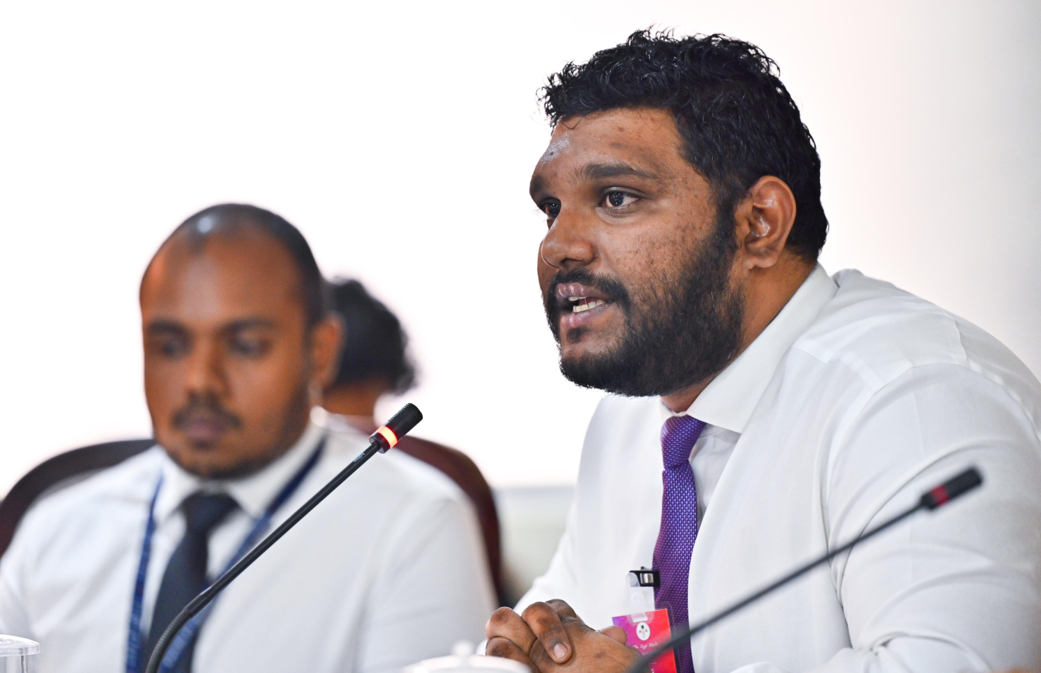 ފިނޭންސް މިނިސްޓްރީގެ ޑެފިއުޓީ މިނިސްޓަރު އަހްމަދު ސާއިދު މަޖިލީހުގެ ކޮމިޓީއެއްގައި ވާހަކަދައްކަވަނީ: އޭނާ ވިދާޅުވީ ކުންފުނިތަކުގެ މައްސަލަތައް ހައްލުކުރުމަށް އެންމެ މުހިއްމީ ހަރަދު ކުޑަ ގޮތަކަށް ކުންފުނިތައް ހިންގުން ކަމަށް. -- ފޮޓޯ: މިހާރު