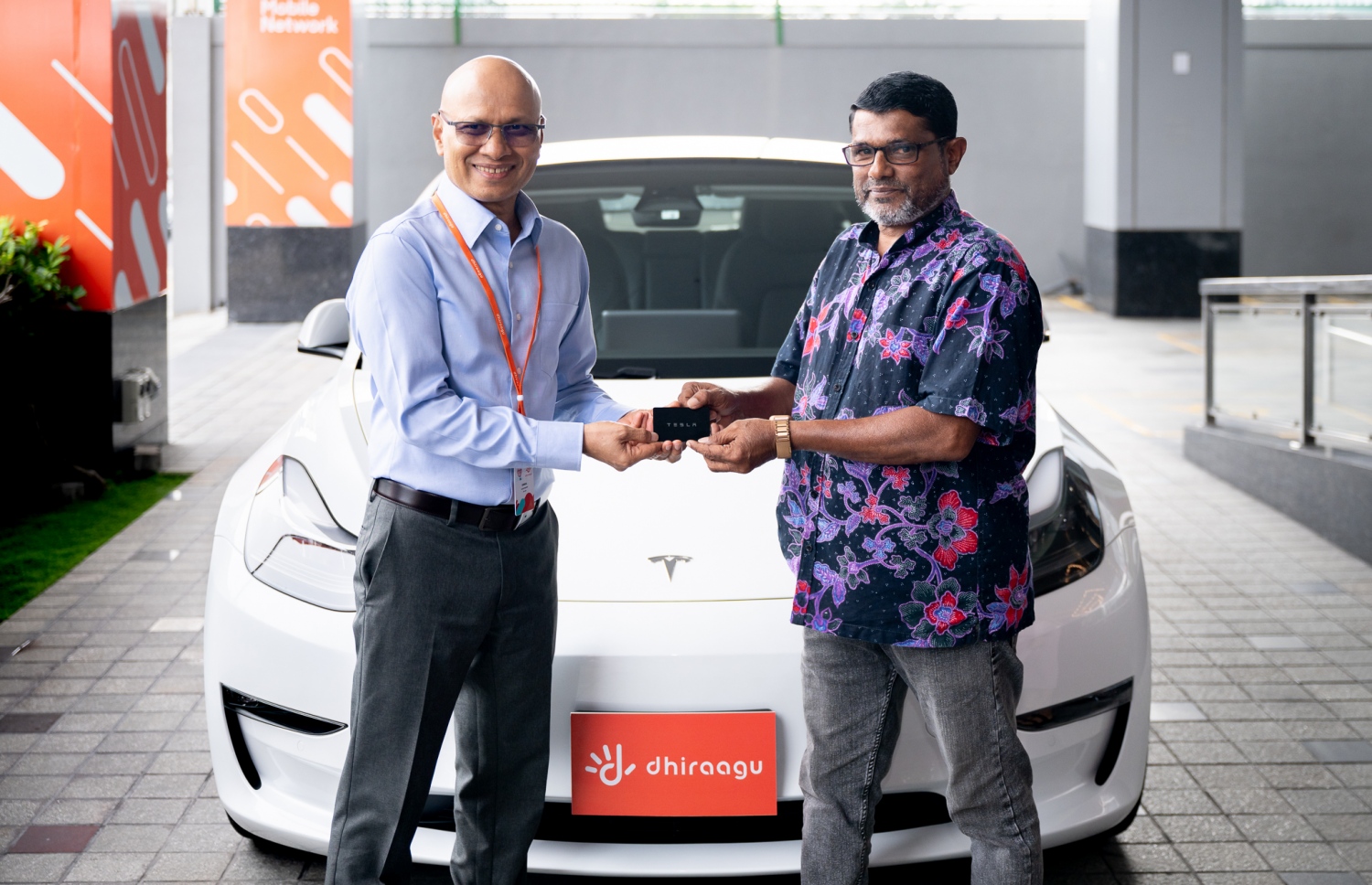 ދިރާގުގެ ސީއީއޯ އިސްމާއިލް ރަޝީދު (ވ) މުސްތަފާއާ އިއްޔެ ޓެސްލާ ކާރު ހަވާލު ކުރަނީ.