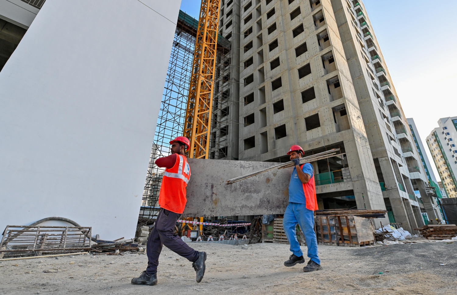 ގެދޮރުވެރިޔާ ސްކީމް ދަށުން ހުޅުމާލޭގައި އިމާރާތްކުރާ ފްލެޓްތަކުގެ މަސައްކަތުގައި ލޭބަރުން.-- ފޮޓޯ: ފަޔާޒް މޫސާ | މިހާރު