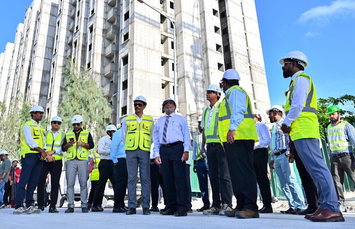 ގެދޮރުވެރިޔާ ފްލެޓްތަކުގެ މަސައްކަތް ކުރިއަށް ގެންދާ ގޮތް ހައުސިން މިނިސްޓަރު ހައިދަރު ބައްލަވާލައްވަނީ.-- ފޮޓޯ: ފަޔާޒް މޫސާ | މިހާރު