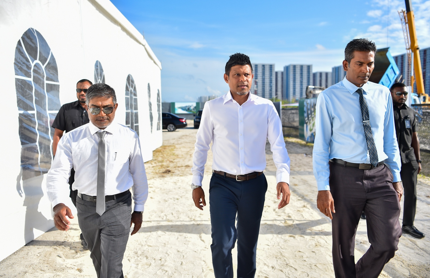 ހުޅުމާލެ 2 ގައި ހަދާ ލަގްޒަރީ ވިލާތަކުގެ ބިންގާ އަޅައިދެއްވުމަށް ނައިބު ރައީސް ހުސެއިން މުހައްމަދު ލަތީފް ވަޑައިގަންނަވަނީ.-- ފޮޓޯ: ރައީސް އޮފީސް