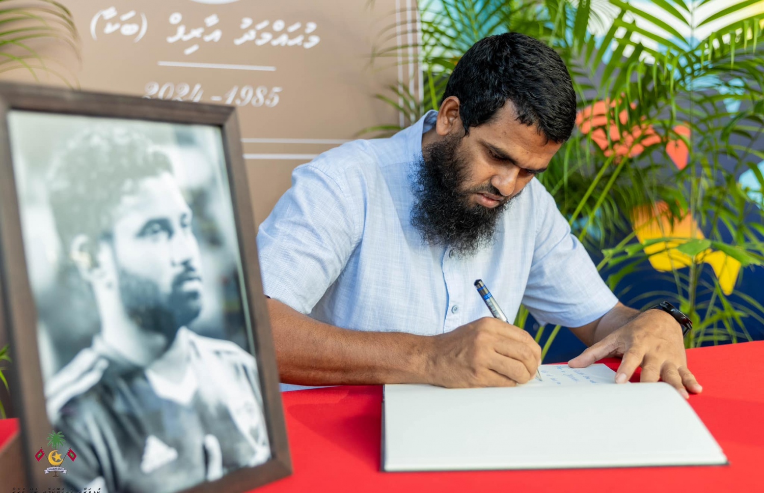 ބަކާ އާ އެކު ގައުމީ ޓީމަށާއި ކްލަބްތަކަށް ވެސް އެކުގައި ކުޅުނު އަކުރަމް އަބްދުލް ގަނީ ތައުޒިޔާގެ ދަފުތަރުގައި ސޮއި ކުރަނީ --- ފޮޓޯ: ސްޕޯޓްސް މިނިސްޓްރީ