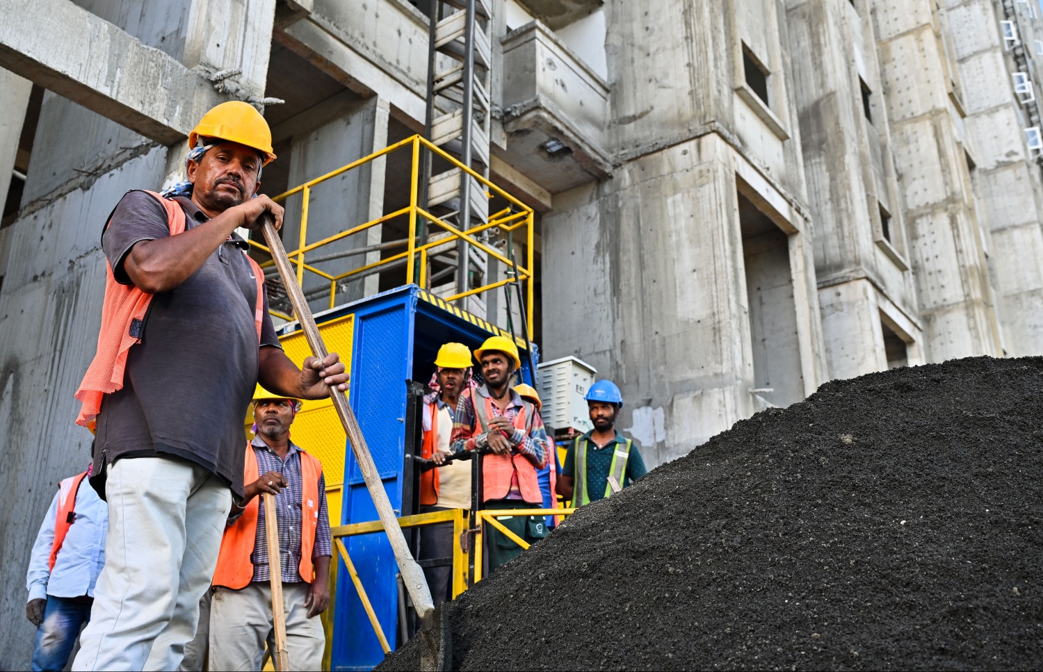 ފަހި ދިރިއުޅުން ކޯޕަރޭޝަން (އެފްޑީސީ) އިން ހުޅުމާލެ 2 ގައި އިމާރާތް ކުރަމުން އަންނަ 4،000 ފްލެޓްތަކުގެ މަސައްކަތް ކުރާ ބިދޭސީން: މި ތަންތަނުގެ މަސައްކަތް އަވަހަށް ނިންމަން މި އަހަރު ވަނީ އިތުރު ލޭބަރުން ވެސް ގެނެސްފައި.--- ފޮޓޯ: ފަޔާޒު މޫސާ | މިހާރު