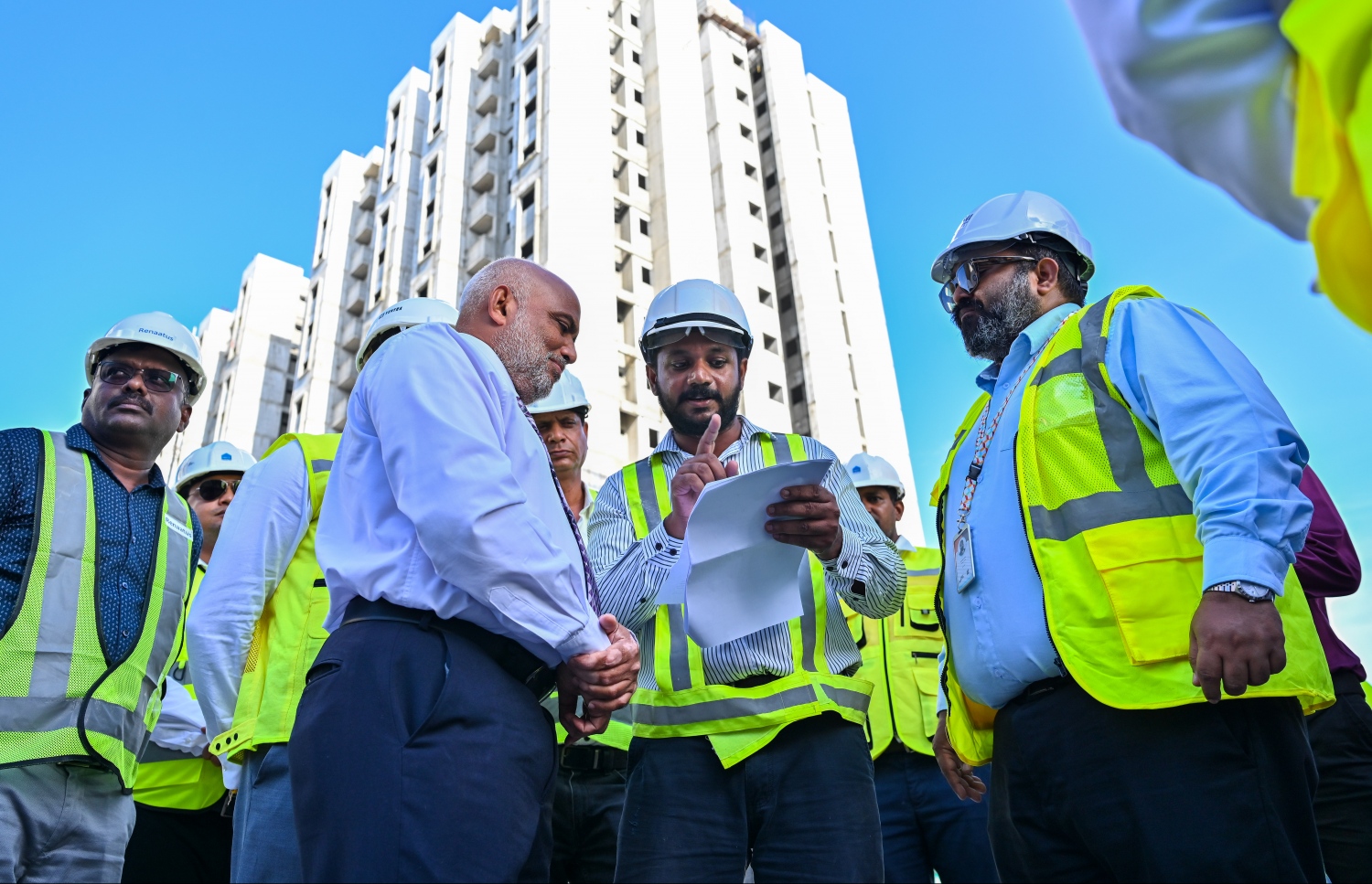 ހުޅުމާލެ 2 ގައި އިމާރާތް ކުރަމުން އަންނަ 4،000 ފްލެޓްގެ މަސައްކަތްތަކާ ބެހޭ ގޮތުން ހައުސިން މިނިސްޓަރު ހައިދަރު މައުލޫމާތު ސާފުކުރައްވަނީ -- ފޮޓޯ: ފަޔާޒު މޫސާ | މިހާރު