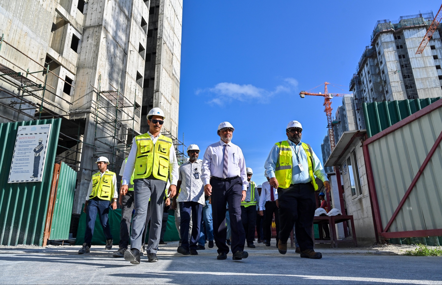 ފަހި ދިރިއުޅުން ކޯޕަރޭޝަން (އެފްޑީސީ) އިން ހުޅުމާލެ 2 ގައި އިމާރާތްކުރަމުން އަންނަ 4،000 ފްލެޓްގެ މަސައްކަތް ކުރިއަށް ގެންދާ ގޮތް ބައްލަވައިލެއްވުމަށް ހައުސިން މިނިސްޓަރު ޑރ. އަލީ ހައިދަރު އެ ސަރަހައްދުގައި ހަރަކާތްތެރިވަނީ.--- ފޮޓޯ: ފަޔާޒު މޫސާ | މިހާރު