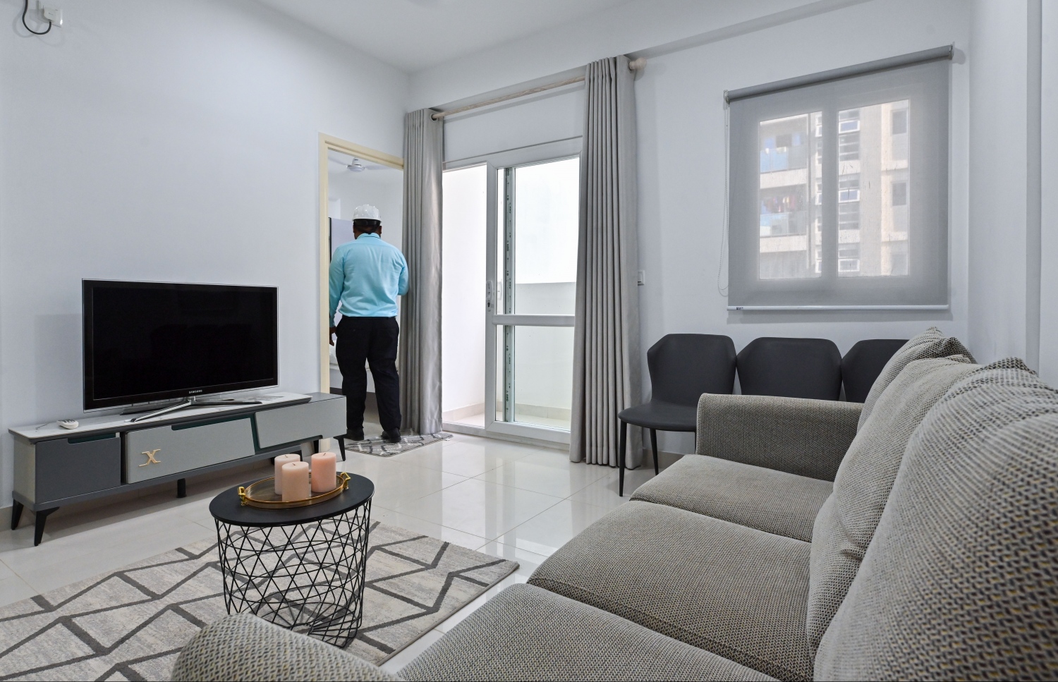 ހުޅުމާލެ 2 ގައި އިމާރާތްކުރަމުން އަންނަ 4،000 ފްލެޓްތަކުގެ ތެރެއިން "އަމާން ދޯދި" ފްލެޓެއްގެ ސިޓިން ރޫމް. އަމާން ދޯދީގެ ދަށުން 2،000 ފްލެޓް އިމާރާތް ކުރާނެ.--- ފޮޓޯ: ފަޔާޒު މޫސާ | މިހާރު