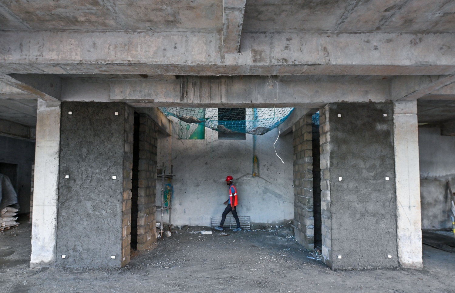 ގެދޮރުވެރިޔާ ސްކީމްގެ ދަށުން ފަހި ދިރިއުޅުން ކޯޕަރޭޝަން (އެފްޑީސީ) އިން ހުޅުމާލެ 2 ގައި އިމާރާތްކުރަމުން އަންނަ ފްލެޓެއްގައި ބިދޭސީ މަސައްކަތްތެރިއަކު ހަރަކާތްތެރިވަނީ -- ފޮޓޯ: ފަޔާޒު މޫސާ | މިހާރު