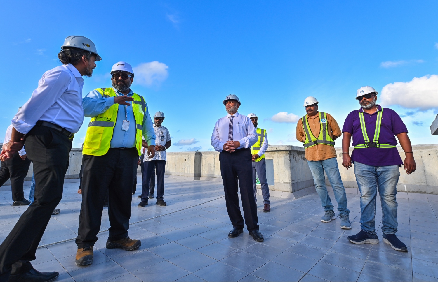 ގެދޮރުވެރިޔާ ސްކީމުގެ ދަށުން ފަހި ދިރިއުޅުން ކޯޕަރޭޝަން (އެފްޑީސީ) އިން ހުޅުމާލެ 2 ގައި އިމާރާތްކުރަމުން އަންނަ ފްލެޓެއްގެ ޓެރަހުގައި ހައުސިން މިނިސްޓަރު ހައިދަރާއި އެފްޑީސީ އަދި ކޭޕީއައިއެލްގެ އިސްވެރިން ހަރަކާތްތެރިވަނީ.--- ފޮޓޯ: ފަޔާޒު މޫސާ | މިހާރު