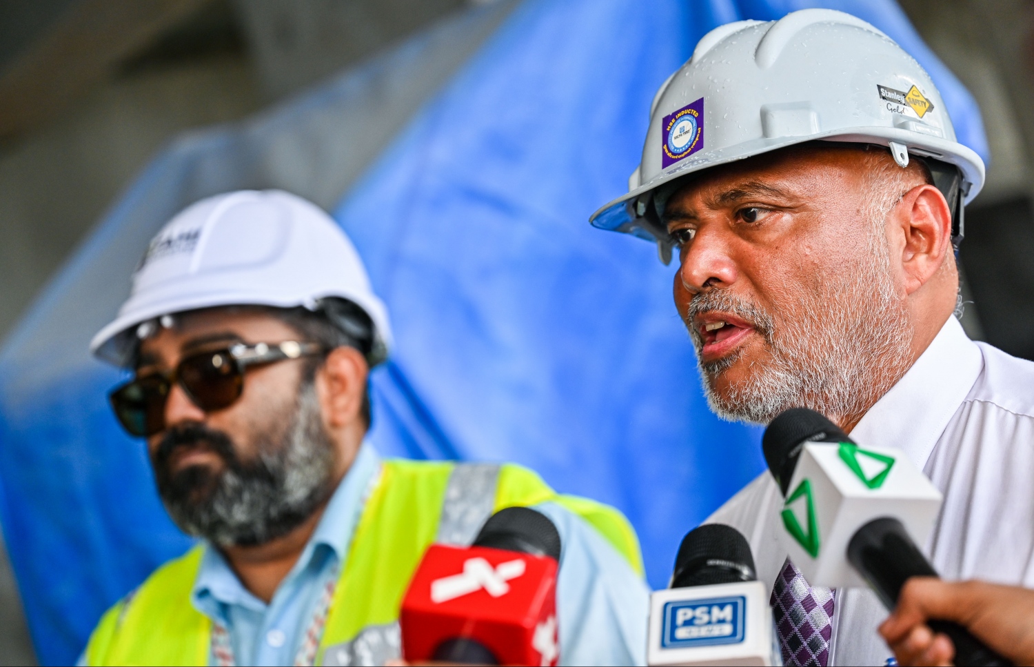 ގެދޮރުވެރިޔާ ފްލެޓްތަކުގެ މަސައްކަތް ކުރިއަށް ގެންދާ ގޮތް ހައުސިން މިނިސްޓަރު ހައިދަރު ބައްލަވައިލެއްވުމަށް ފަހު، މީޑިއާއާ ވާހަކަ ދައްކަވަނީ.--- ފޮޓޯ: ފަޔާޒު މޫސާ | މިހާރު