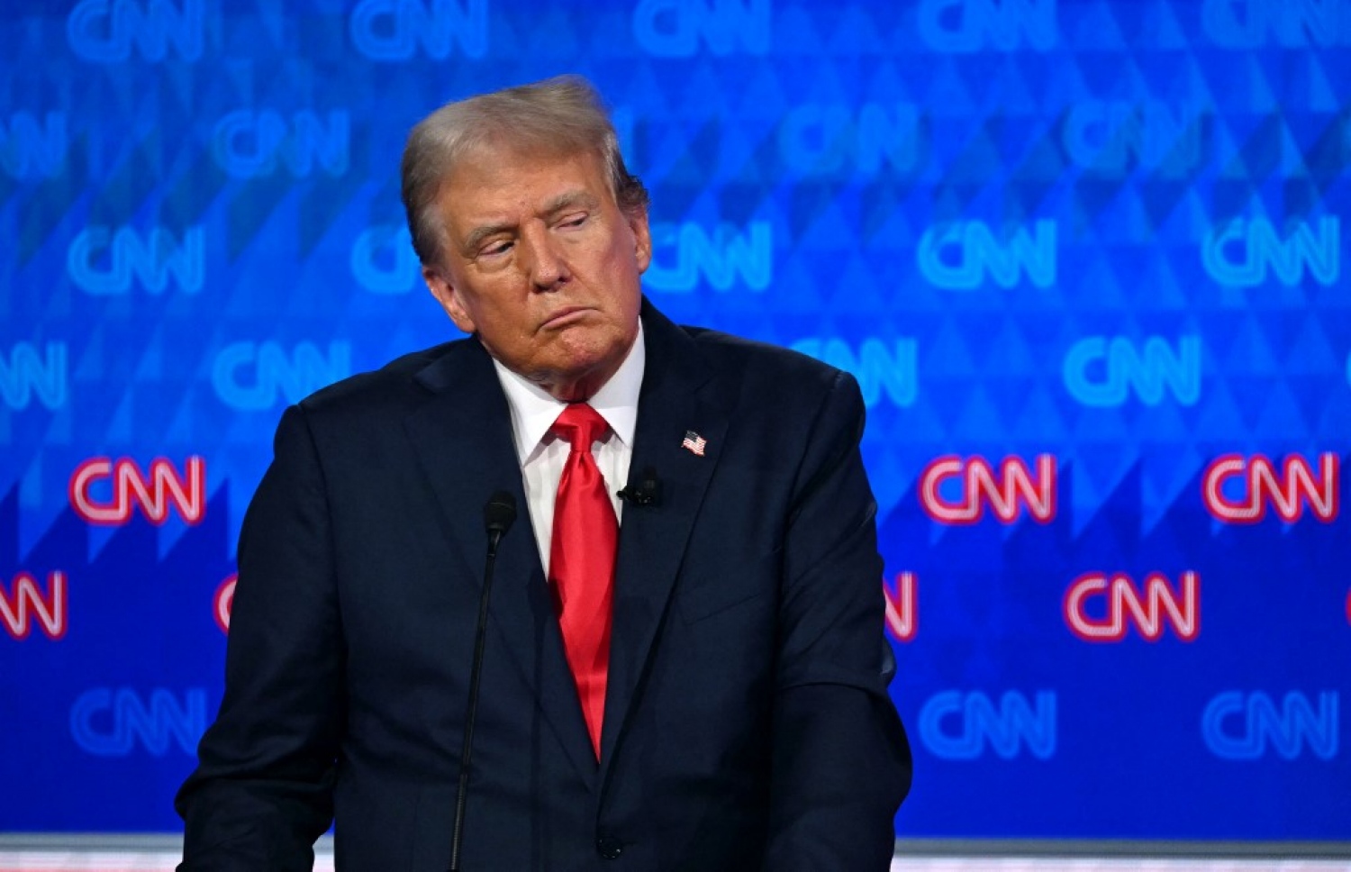 ސީއެންއެން އިން ބޭއްވި ރިޔާސީ ބަހުސްގައި ކުރީގެ ރައީސް ޑޮނަލްޑް ޓްރަމްޕް، ރައީސް ޖޯ ބައިޑެންގެ ވާހަކަ އަޑު އައްސަވަނީ. -- ފޮޓޯ: އޭއެފްޕީ