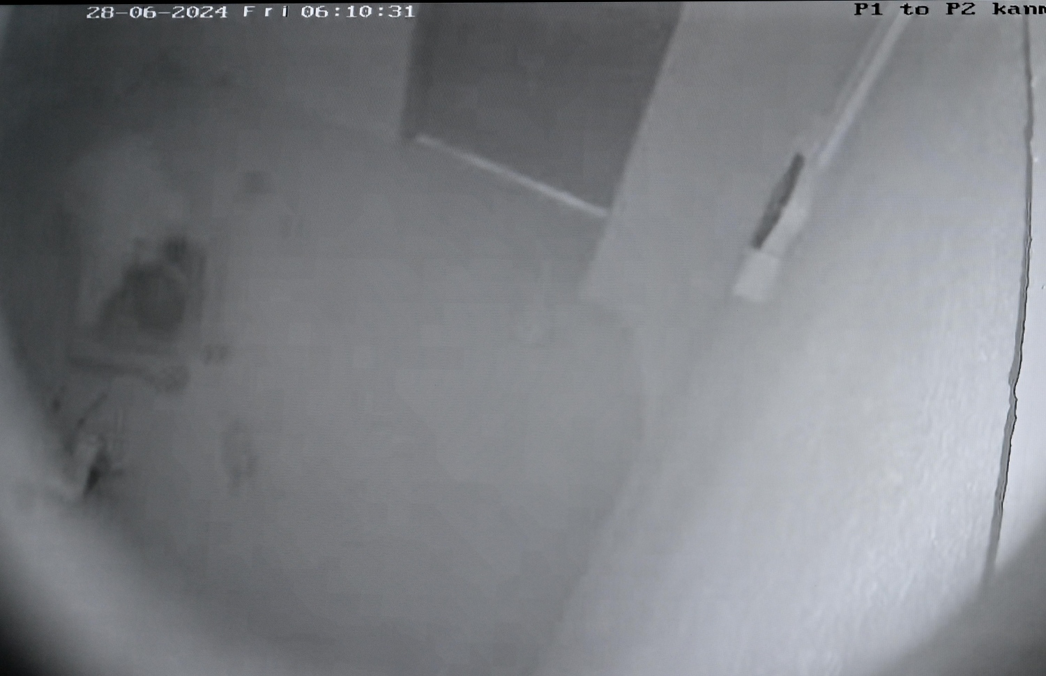 ފުލުހުން އާންމުކުރި މުހައްމަދު ޖަމީލުގެ ގޮޅީގެ ފޫޓޭޖުން ފެންނަ ގޮތުގައި އޭނާ ސަޖިދައިގައި އޮއްވައި ވަނީ ނިޔާވެފައި-- ފޮޓޯ: ފަޔާޒު މޫސާ/ މިހާރު ،