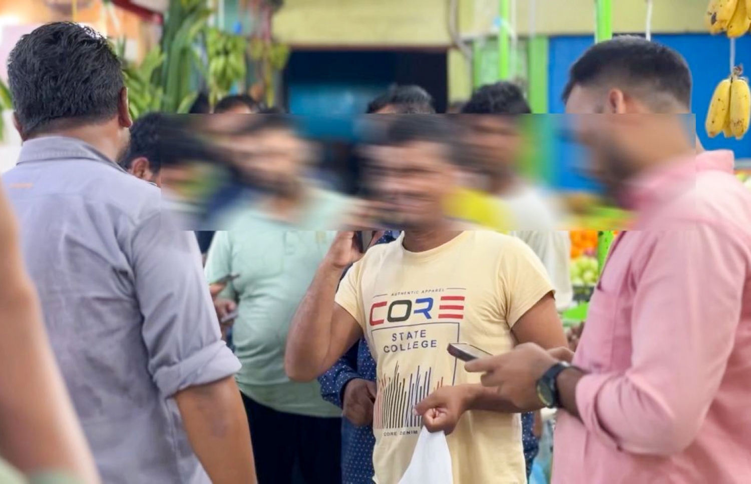 ގަވާއިދާ ހިލާފަށް އުޅޭ ބިދޭސީން ހޯދަން އިމިގްރޭޝަނުން ހިންގި އޮޕަރޭޝަންގައި މީހުންނާ ސުވާލު ކުރަނީ. --ފޮޓޯ: އިމިގްރޭޝަން