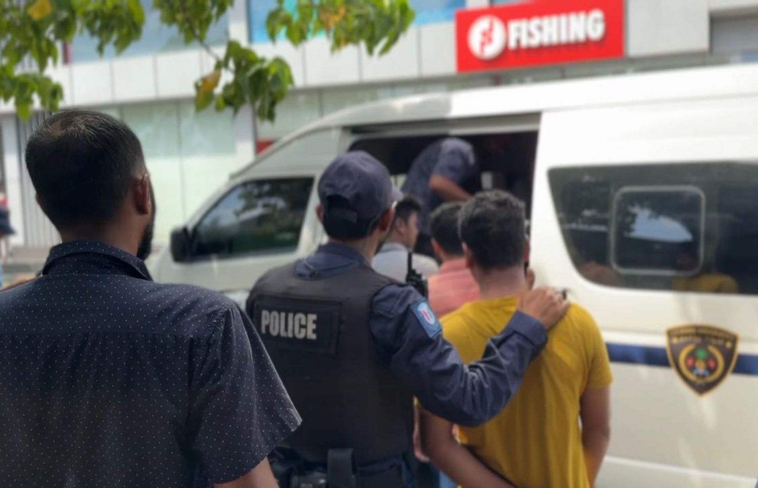 ގަވާއިދާ ހިލާފަށް އުޅޭ ބިދޭސީން އަތުލައިގަންނަން ދާދި ފަހުން ހިންގި އޮޕަރޭޝަނެއްގައި ފުލުހުން ބަޔަކު ގެންދަނީ.