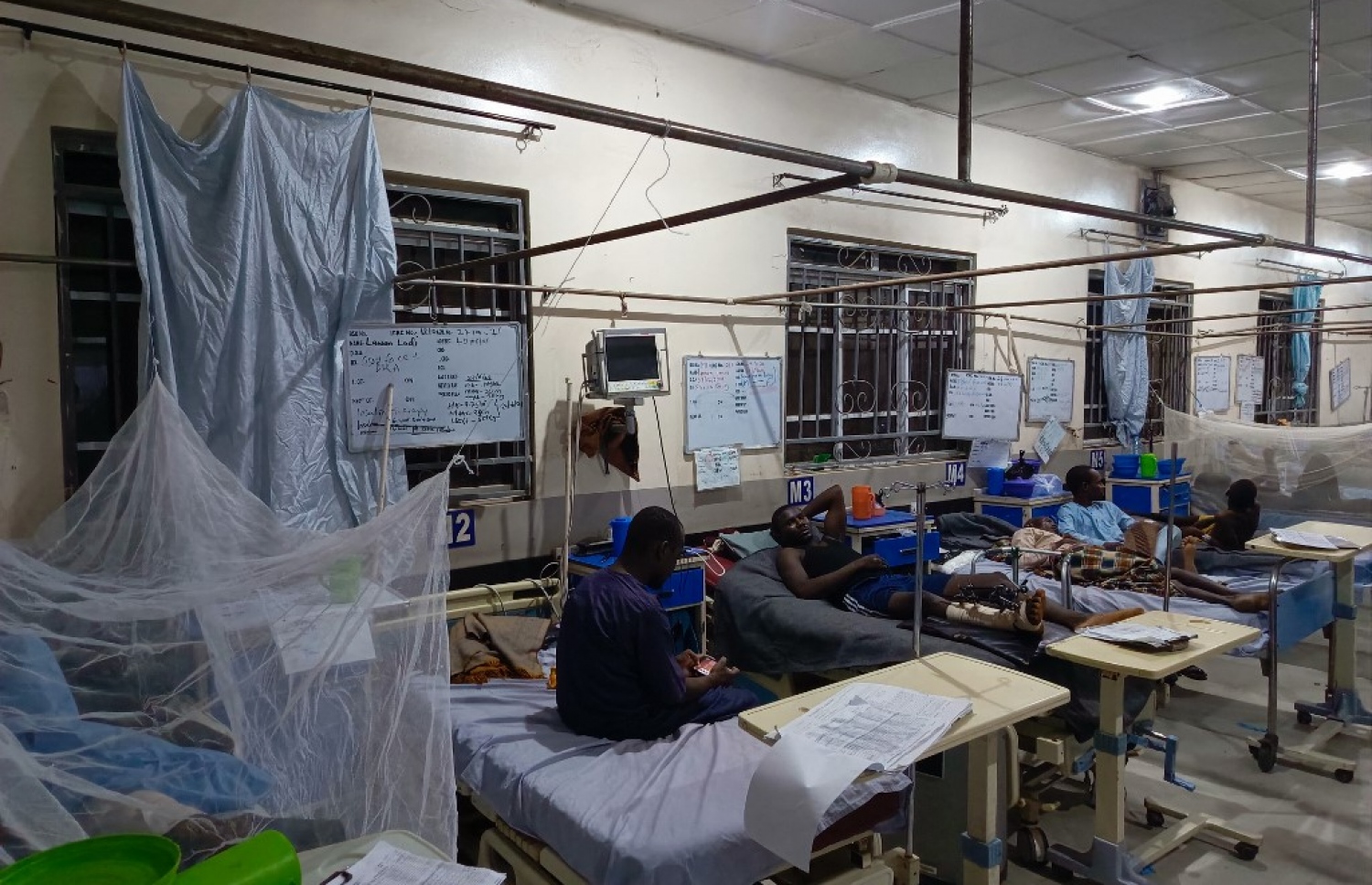 ނައިޖީރިއާގައި އަމިއްލައަށް މަރުވެގެން ދިން ހަމަލާތަކުގައި ޒަހަމްވެފައިވާ މީހުންނަށް ހޮނިހިރު ދުވަހު ހޮސްޕިޓަލެއްގައި ފަރުވާ ދެނީ. -- ފޮޓޯ: އޭއެފްޕީ