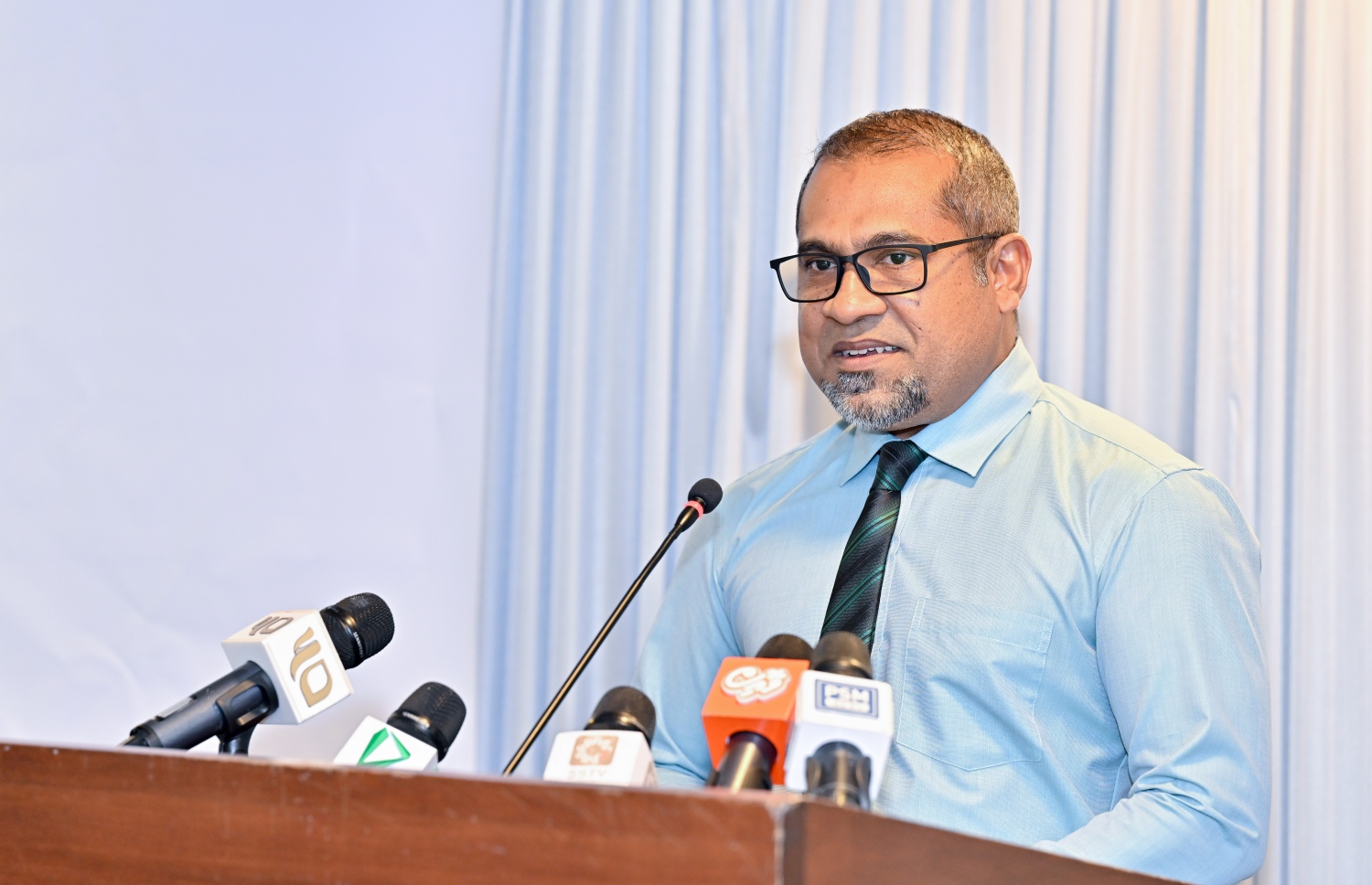 ފިޒިއޯތެރަޕީ ސާމާނު ހަވާލުކުރުމަށް ބޭއްވި ރަސްމިއްޔާތުގައި މިނިސްޓަރު ޑރ. އަބްދުﷲ ހަލީލް  ވާހަކަ ދައކަވަނީ.-- ފޮޓޯ: ނިޝާން އަލީ / މިހާރު