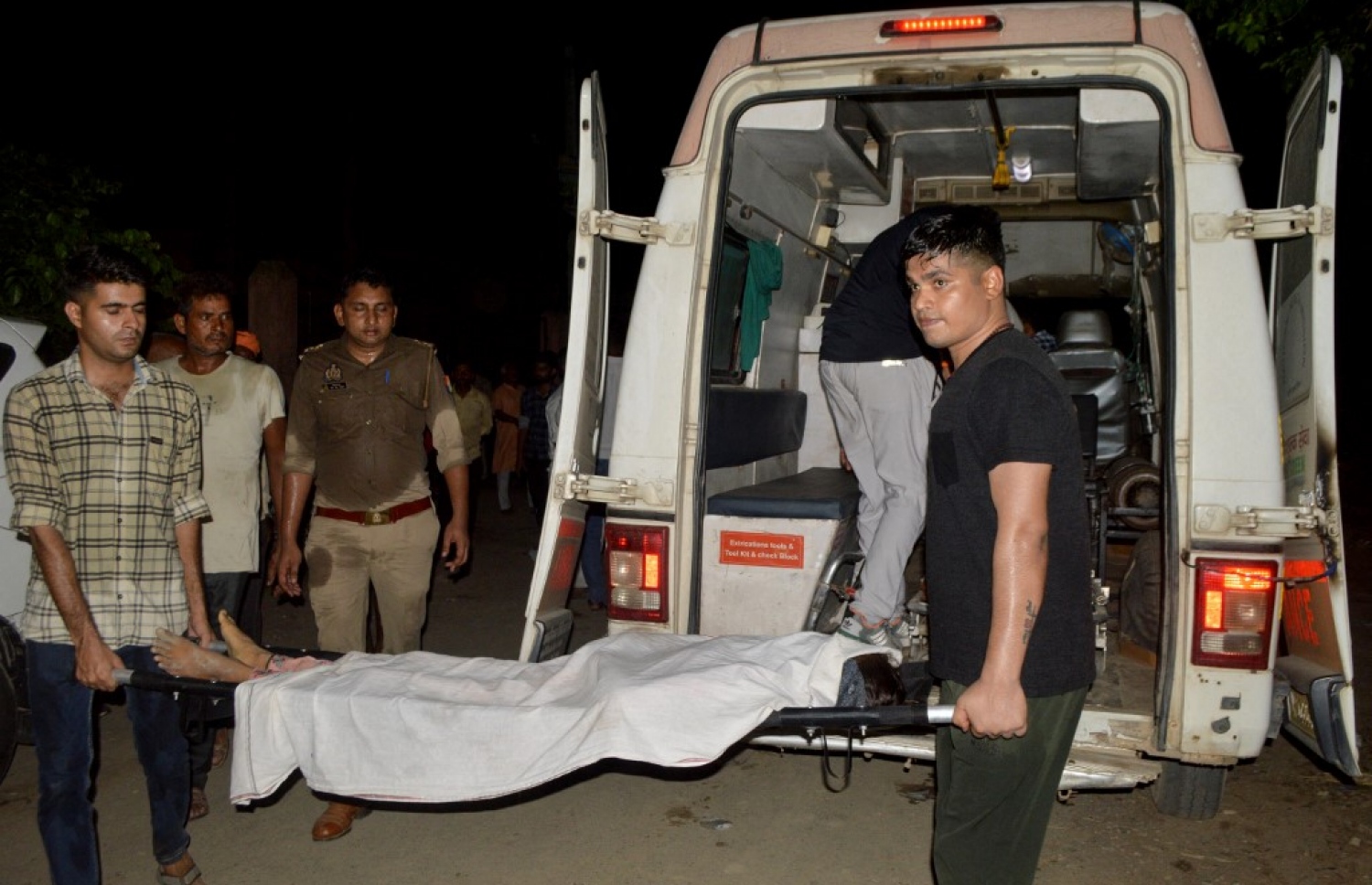 އިންޑިއާގެ ހިންދޫންގެ ބަޔަކު ބޭއްވި ދީނީ އެއްވުމެއްގައި ފިތި ބާރުވެގެން މަރުވި ބައެއް މީހުންގެ ހަށިތައް އެމްބިއުލާންސަކަށް އަރުވަނީ. -- ފޮޓޯ: އޭއެފްޕީ