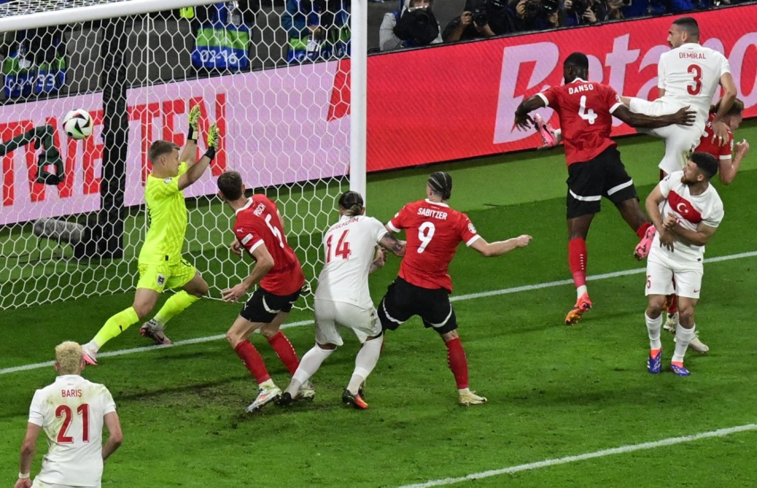 ޑެމިރާލް، އޮސްޓްރިއާ ކޮޅަށް ގޯލު ޖަހަނީ.-- ފޮޓޯ: އޭއެފްޕީ