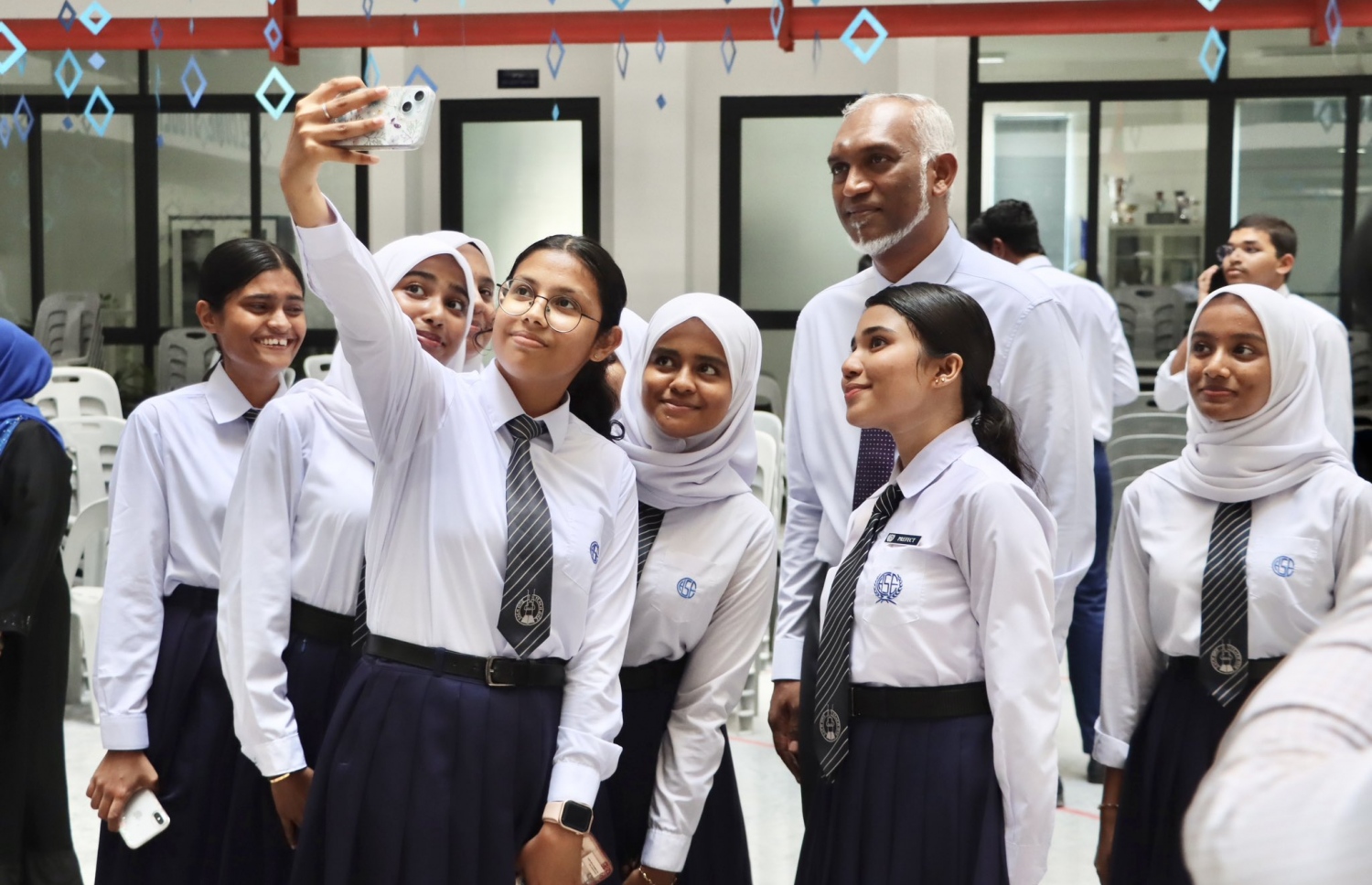 ސީއެޗްއެސްއީގެ އަހަރީ ދުވަސް ފާހަގަ ކުރުމަށް ބޭއްވި އެސެމްބްލީގައި ރައީސް އެ ސްކޫލަށް ވަޑައިގެން އެ ސްކޫލުގެ ދަރިވަރުންނާއެކު ފޮޓޯއެއް ނަންގަވަނީ.-- ފޮޓޯ: އެޑިޔުކޭޝަން މިނިސްޓްރީ