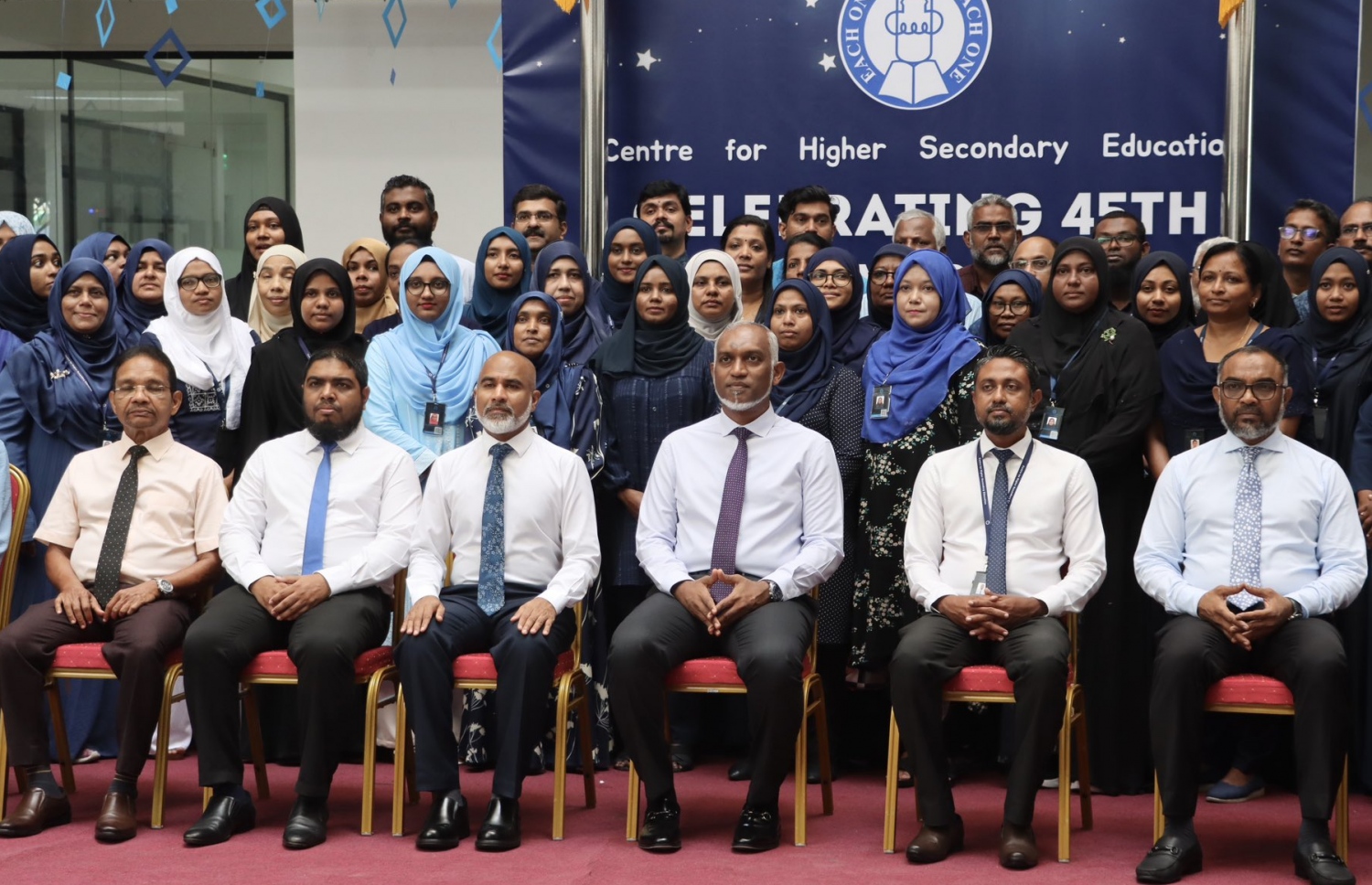 ސީއެޗްއެސްއީގެ އަހަރީ ދުވަސް ފާހަގަ ކުރުމަށް ބޭއްވި އެސެމްބްލީގައި ރައީސް އާއި މިނިސްޓްރީގެ ބޭފުޅުން، އެ ސްކޫލުގެ ސްޓާފުންނާއެކު.-- ފޮޓޯ: އެޑިޔުކޭޝަން މިނިސްޓްރީ