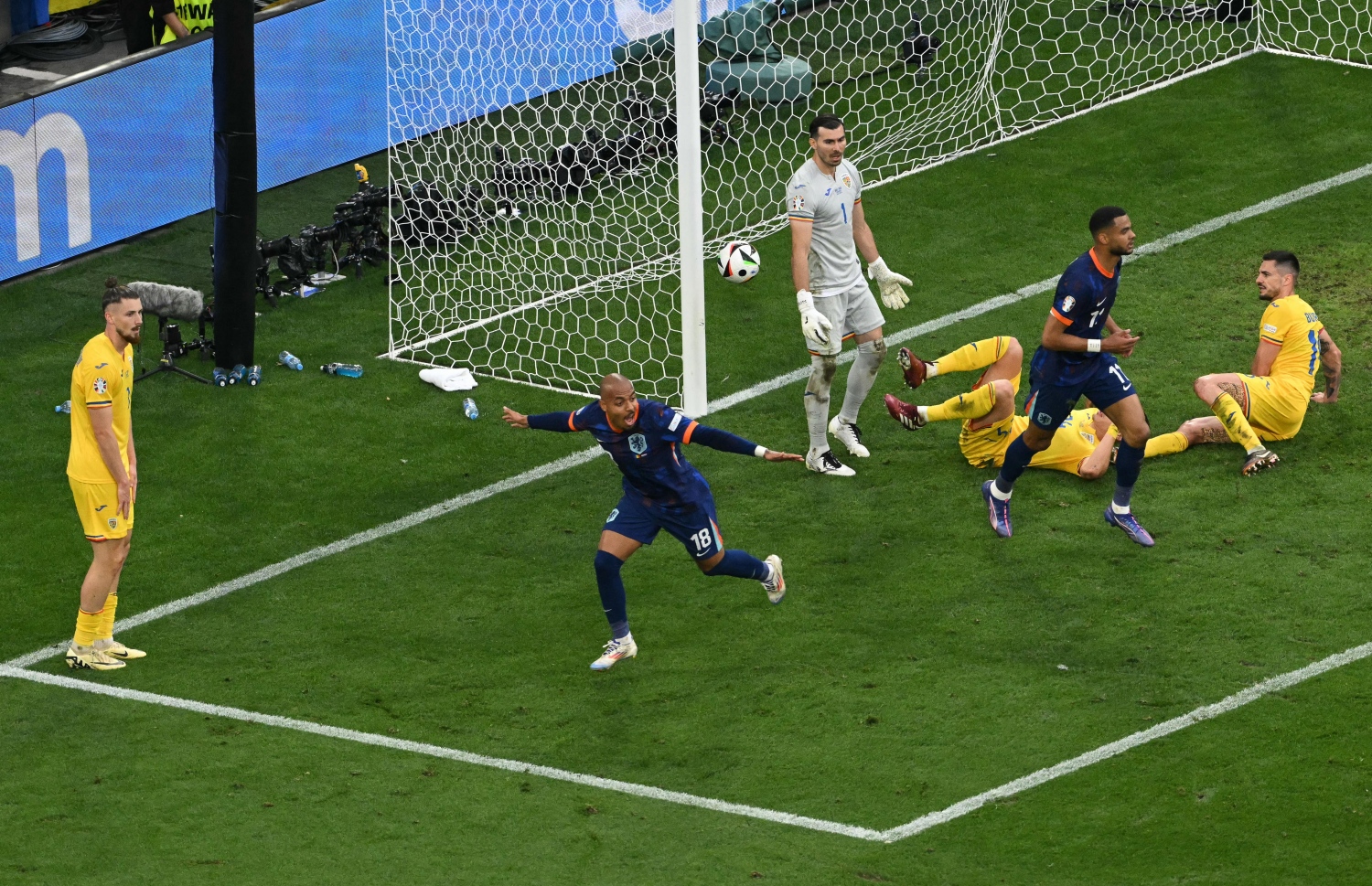 ޔޫރޯ ދެވަނަ ބުރުގައި ނެދާލެންޑްސް އާއި ރޮމޭނިއާ ބައްދަލުކުރި މެޗު. 3-0 ގެ ނަތީޖާއަކުން މިމެޗު ކާމިޔާބުކުރީ ނެދާލެންޑްސް .. --ފޮޓޯ:އޭއެފްޕީ