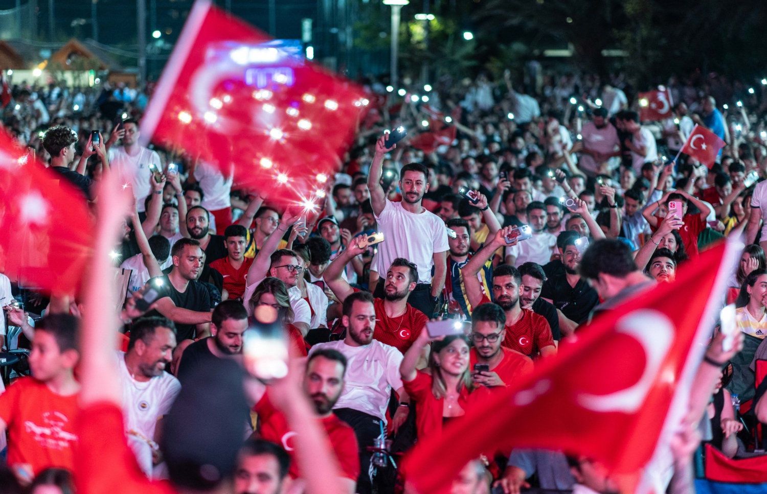 ޔޫރޯ ދެވަނަ ބުރުގައި ތުރުކީ އާއި އޮސްޓްރިއާ ބައްދަލުކުރި މެޗުގެ ސަޕޯޓަރުން. 2-1 ގެ ނަތީޖާއަކުން މިމެޗު ކާމިޔާބުކޮށް އޮސްޓްރިއާ ވަނީ ކުއާޓާ ފައިނަލުން ޖާގަ ހޯދާފައި .. --ފޮޓޯ:އޭއެފްޕީ