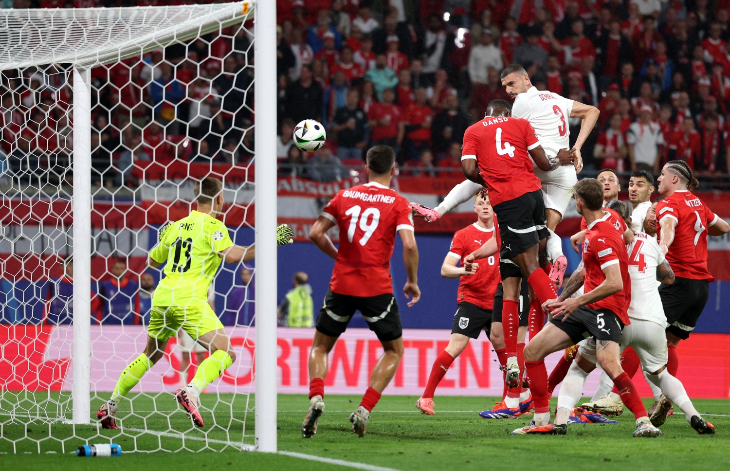 ޔޫރޯ ދެވަނަ ބުރުގައި ތުރުކީ އާއި އޮސްޓްރިއާ ބައްދަލުކުރި މެޗު. 2-1 ގެ ނަތީޖާއަކުން މިމެޗު ކާމިޔާބުކޮށް އޮސްޓްރިއާ ވަނީ ކުއާޓާ ފައިނަލުން ޖާގަ ހޯދާފައި .. --ފޮޓޯ:އޭއެފްޕީ