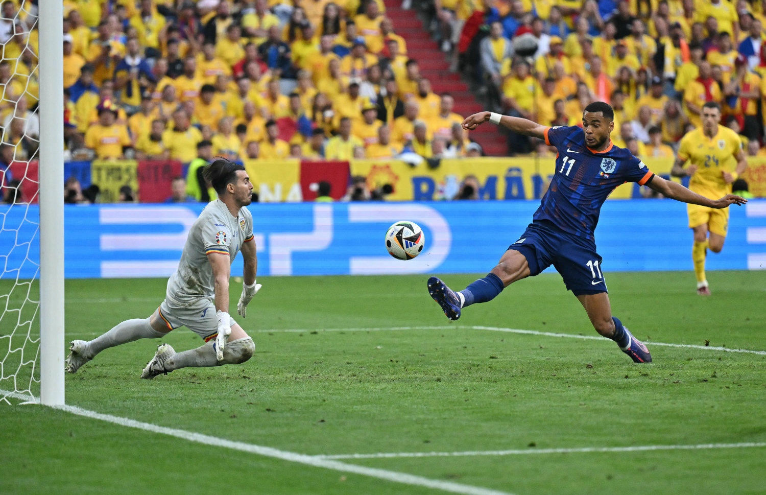 ޔޫރޯ ދެވަނަ ބުރުގައި ނެދާލެންޑްސް އާއި ރޮމޭނިއާ ބައްދަލުކުރި މެޗު. 3-0 ގެ ނަތީޖާއަކުން މިމެޗު ކާމިޔާބުކުރީ ނެދާލެންޑްސް .. --ފޮޓޯ:އޭއެފްޕީ