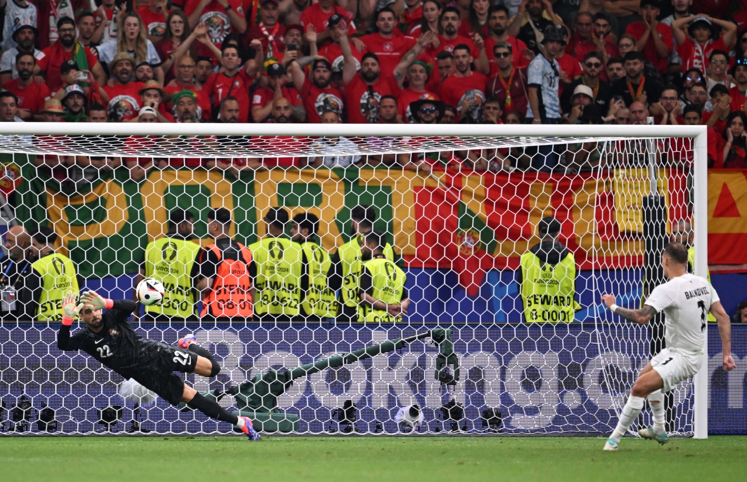 ޔޫރޯ ދެވަނަ ބުރުގައި ޕޯޗުގަލް އާއި ސްލޮވީނިއާ ބައްދަލުކުރި މެޗުގެ ޕެނަލްޓީ ޝޫޓައުޓްގައި ސްލޮވީނިއާގެ ބަލްކޮވިކް ފޮނުވާލި ޕެންލްޓީ ޕޯޗުގަލްގެ ކީޕަރު ޑިއޭގޯ ކޮސްޓާ މަތަކުރަނީ.-- ފޮޓޯ: އޭއެފްޕީ