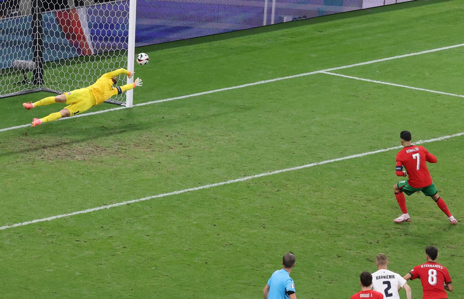 ޔޫރޯ ދެވަނަ ބުރުގައި ޕޯޗުގަލް އާއި ސްލޮވީނިއާ ބައްދަލުކުރި މެޗުގައި ޕޯޗުގަލްގެ ތަރި ރޮނާލްޑޯ ޕެނަލްޓީ ޖަހަނީ.. --ފޮޓޯ:އޭއެފްޕީ