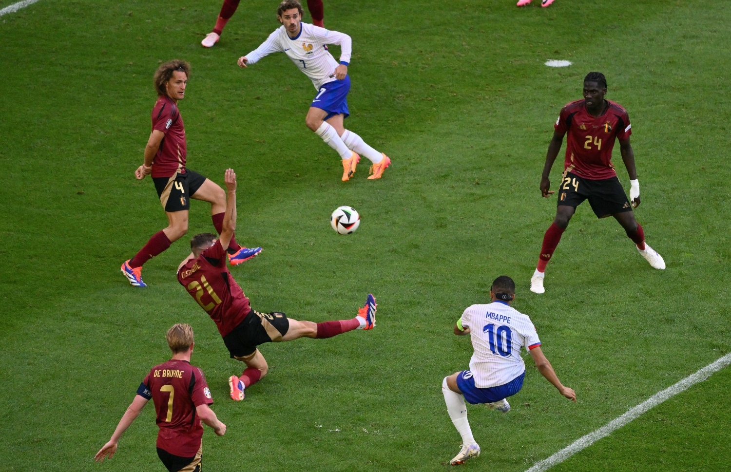 ޔޫރޯ ދެވަނަ ބުރުގައި ފްރާންސް އާއި ބެލްޖިއަމް ބައްދަލުކުރި މެޗު. 1-0 ގެ ނަތީޖާއަކުން މިމެޗު ކާމިޔާބުކޮށް ފްރާންސް ވަނީ ކުއާޓާ ފައިނަލުން ޖާގަ ހޯދާފައި .. --ފޮޓޯ:އޭއެފްޕީ