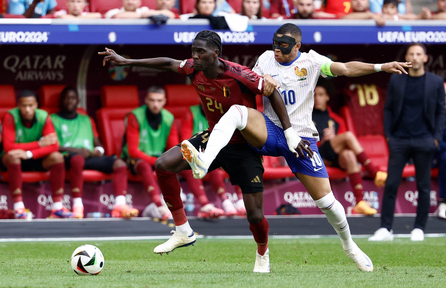 ޔޫރޯ ދެވަނަ ބުރުގައި ފްރާންސް އާއި ބެލްޖިއަމް ބައްދަލުކުރި މެޗު. 1-0 ގެ ނަތީޖާއަކުން ކާމިޔާބުކޮށް ފްރާންސް ވަނީ ކުއާޓާ ފައިނަލުން ޖާގަ ހޯދާފައި .. --ފޮޓޯ:އޭއެފްޕީ