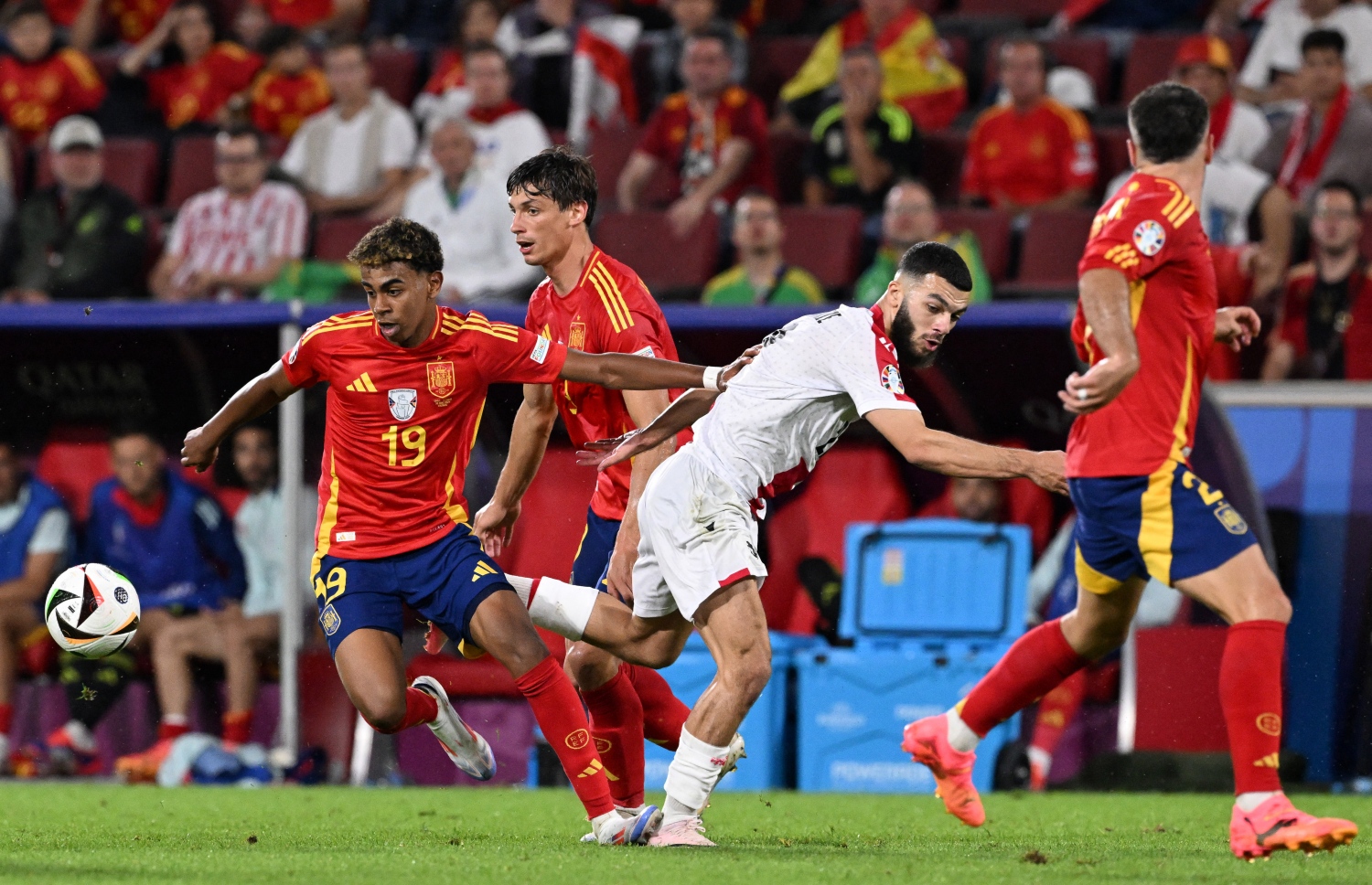 ޔޫރޯ ދެވަނަ ބުރުގައި ސްޕެއިން އާއި ޖޯޖިއާ ބައްދަލުކުރި މެޗު. 4-1 ގެ ނަތީޖާއަކުން މިމެޗު ކާމިޔާބުކޮށް ސްޕެއިން ވަނީ ކުއާޓާ ފައިނަލުން ޖާގަ ހޯދާފައި .. --ފޮޓޯ:އޭއެފްޕީ