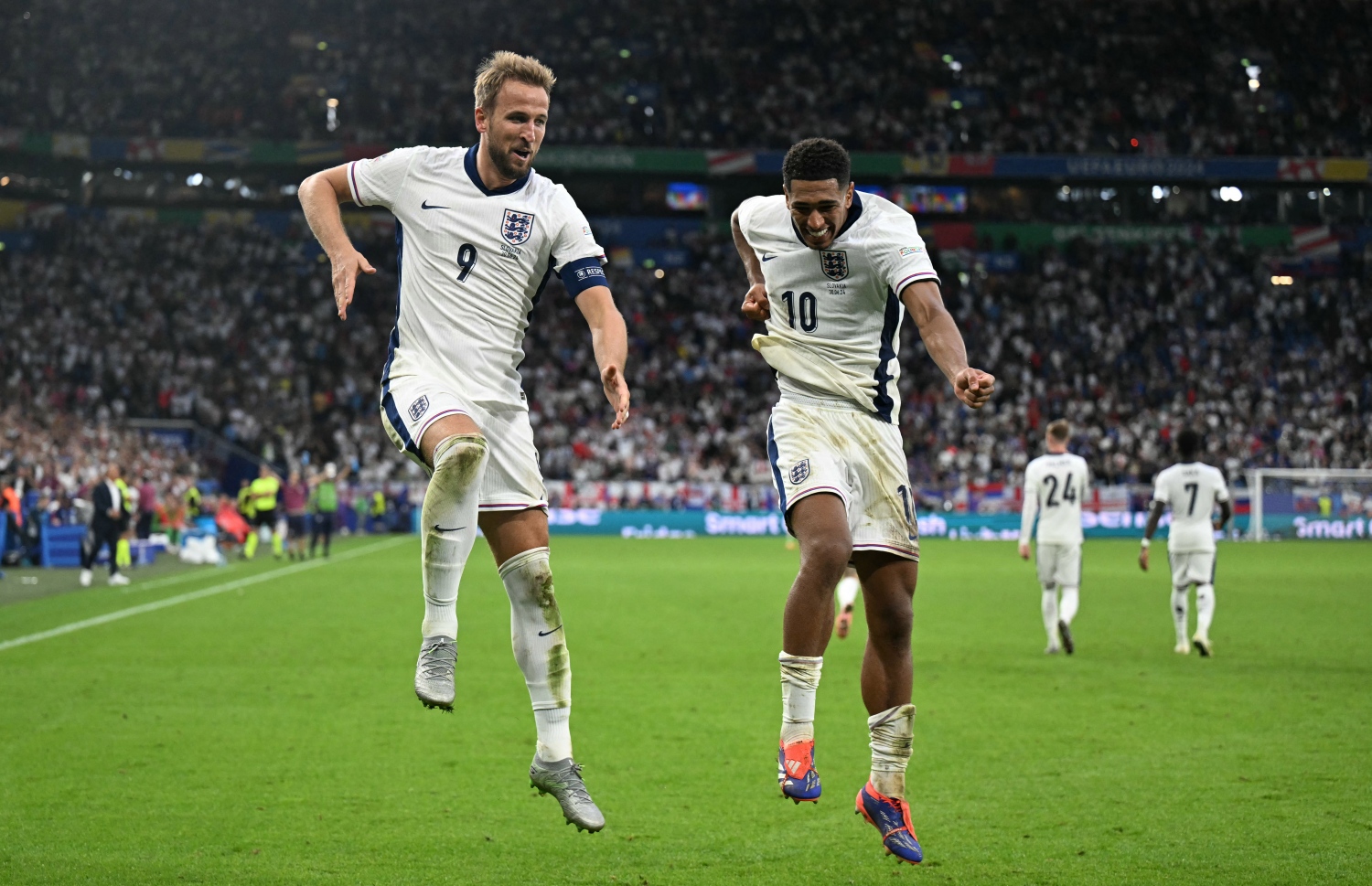 ޔޫރޯ ދެވަނަ ބުރުގައި އިންގްލޭންޑާއި ސްލޮވޭކިއާ ބައްދަލުކުރި މެޗުގައި ލަނޑު ޖެހުމަށްފަހު އިންގްލެންޑްގެ ކުޅުންތެރިން އުފާފާޅުކުރަނީ. 2-1 ގެ ނަތީޖާއަކުން މިމެޗު ކާމިޔާބުކޮށް އިންގްލެންޑް ވަނީ ކުއާޓާ ފައިނަލުން ޖާގަ ހޯދާފައި .. --ފޮޓޯ:އޭއެފްޕީ