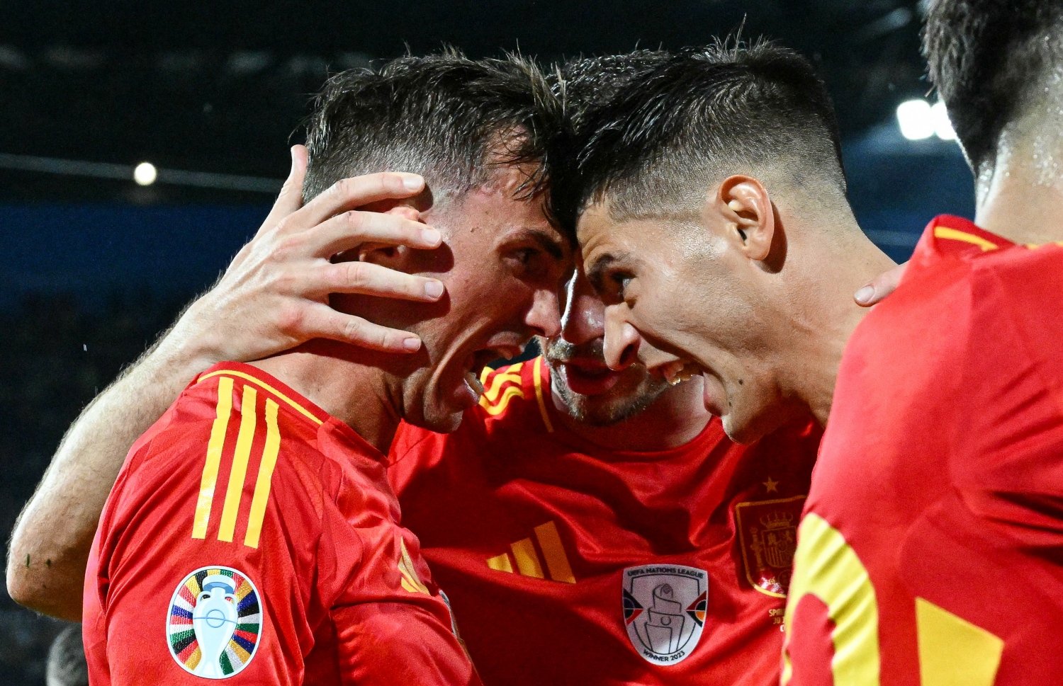 ޔޫރޯ ދެވަނަ ބުރުގައި ސްޕެއިން އާއި ޖޯޖިއާ ބައްދަލުކުރި މެޗުގައި ލަނޑު ޖެހުމަށްފަހު ސްޕެއިން ކުޅުންތެރިން އުފާފާޅު ކުރަނީ. 4-1 ގެ ނަތީޖާއަކުން މިމެޗު ކާމިޔާބުކޮށް ސްޕެއިން ވަނީ ކުއާޓާ ފައިނަލުން ޖާގަ ހޯދާފައި .. --ފޮޓޯ:އޭއެފްޕީ