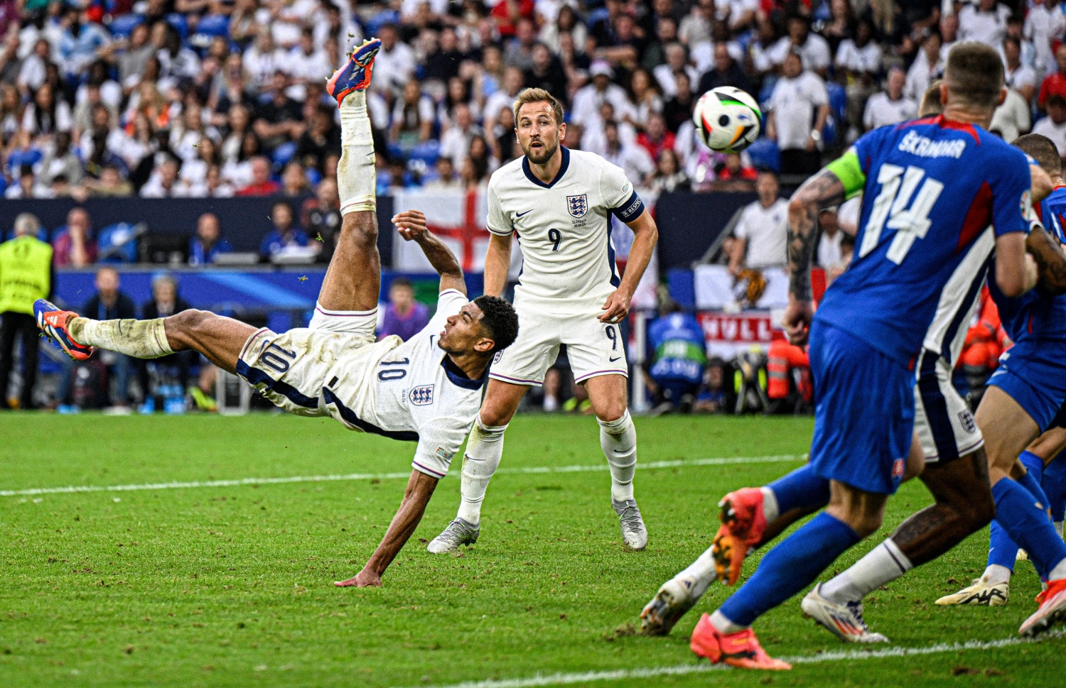 ޔޫރޯ ދެވަނަ ބުރުގައި އިންގްލޭންޑާއި ސްލޮވޭކިއާ ބައްދަލުކުރި މެޗު. 2-1 ގެ ނަތީޖާއަކުން މިމެޗު ކާމިޔާބުކޮށް އިންގްލެންޑް ވަނީ ކުއާޓާ ފައިނަލުން ޖާގަ ހޯދާފައި .. --ފޮޓޯ:އޭއެފްޕީ