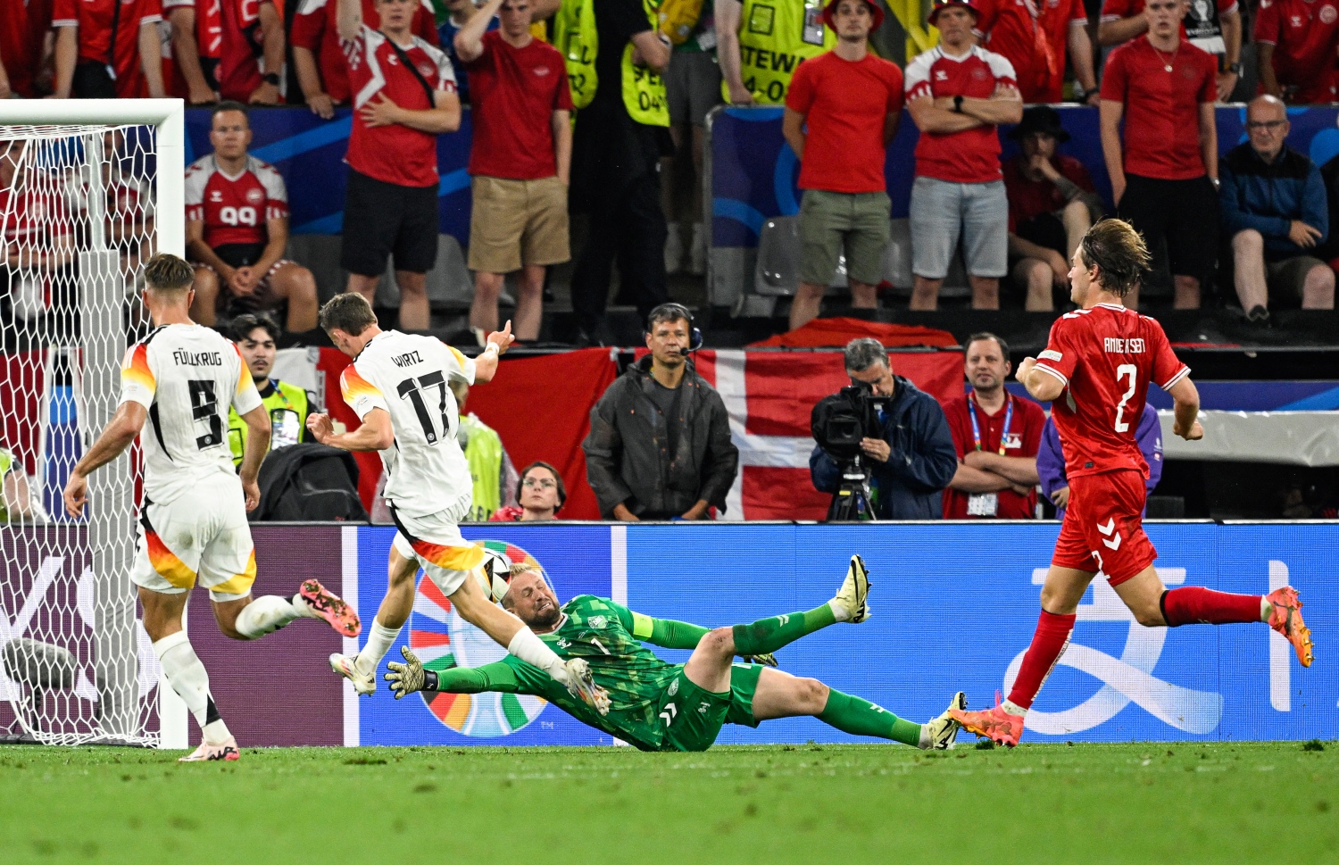 ޔޫރޯ ދެވަނަ ބުރުގައި ޖަރުމަނާއި އާއި ޑެންމާކު ބައްދަލުކުރި މެޗު. 2-0 ގެ ނަތީޖާއަކުން މިމެޗު ކާމިޔާބުކޮށް ޖަރުމަނު ވަނީ ކުއާޓާ ފައިނަލުން ޖާގަ ހޯދާފައި .. --ފޮޓޯ:އޭއެފްޕީ