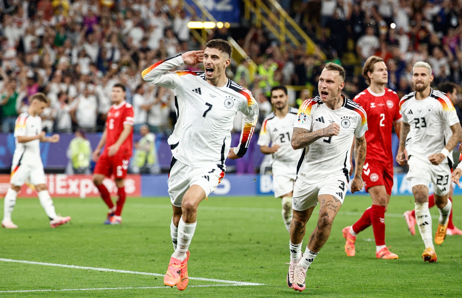 ޔޫރޯ ދެވަނަ ބުރުގައި ޖަރުމަނާއި އާއި ޑެންމާކް ބައްދަލުކުރި މެޗުގައި ލަނޑު ޖެހުމަށްފަހު ޖަރުމަނުގެ ކުޅުންތެރިން އުފާފާޅުކުރަނީ . 2-0 ގެ ނަތީޖާއަކުން މިމެޗު ކާމިޔާބުކޮށް ޖަރުމަނުން ވަނީ ކުއާޓާ ފައިނަލުން ޖާގަ ހޯދާފައި .. --ފޮޓޯ:އޭއެފްޕީ