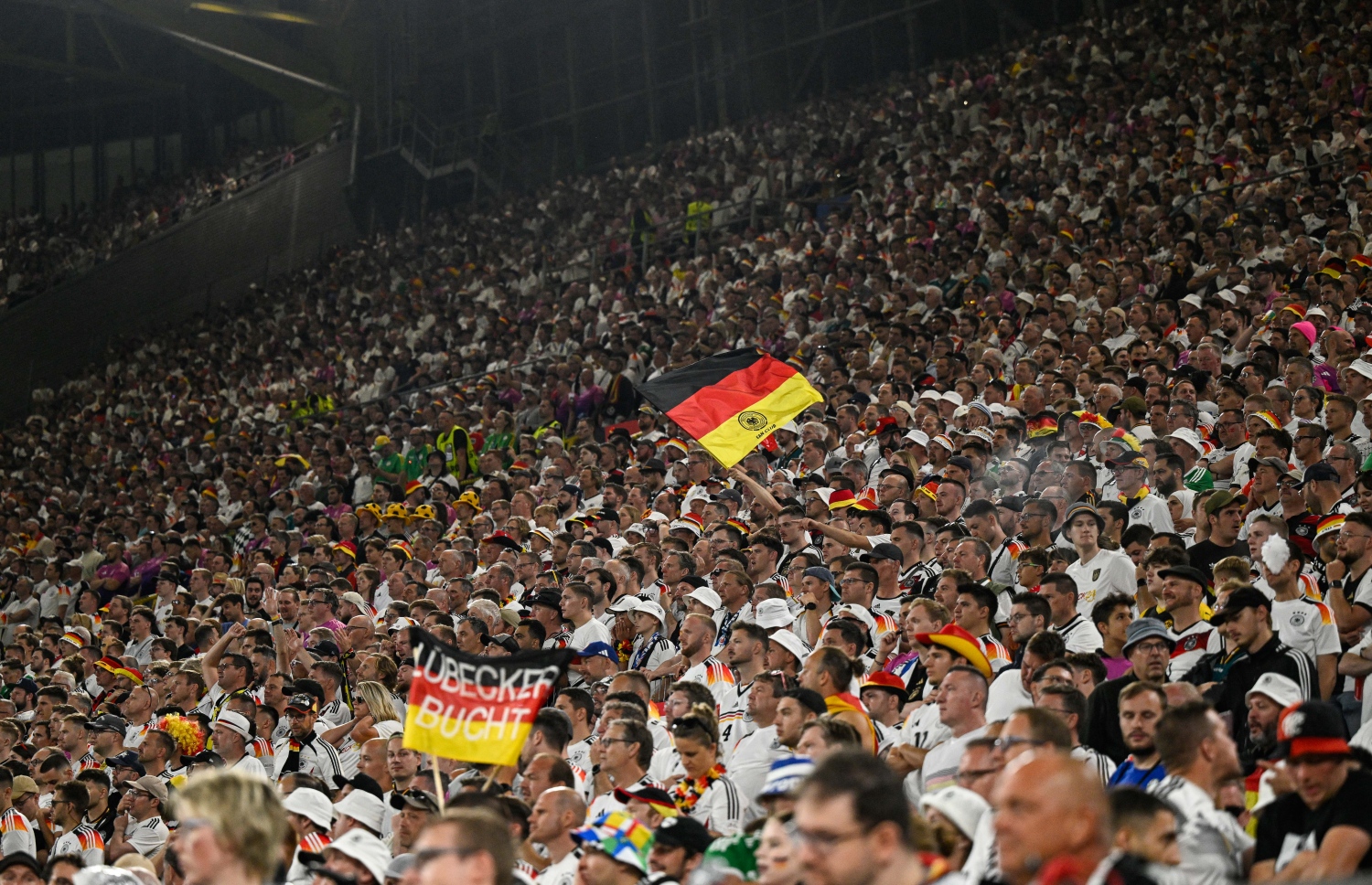 ޔޫރޯ ދެވަނަ ބުރުގައި ޖަރުމަނާއި އާއި ޑެންމާލު ބައްދަލުކުރި މެޗުގައި ޖަރުމަނުގެ ސަޕޯޓަރުން . 2-0 ގެ ނަތީޖާއަކުން މިމެޗު ކާމިޔާބުކޮށް ޖަރުމަނުން ވަނީ ކުއާޓާ ފައިނަލުން ޖާގަ ހޯދާފައި .. --ފޮޓޯ:އޭއެފްޕީ