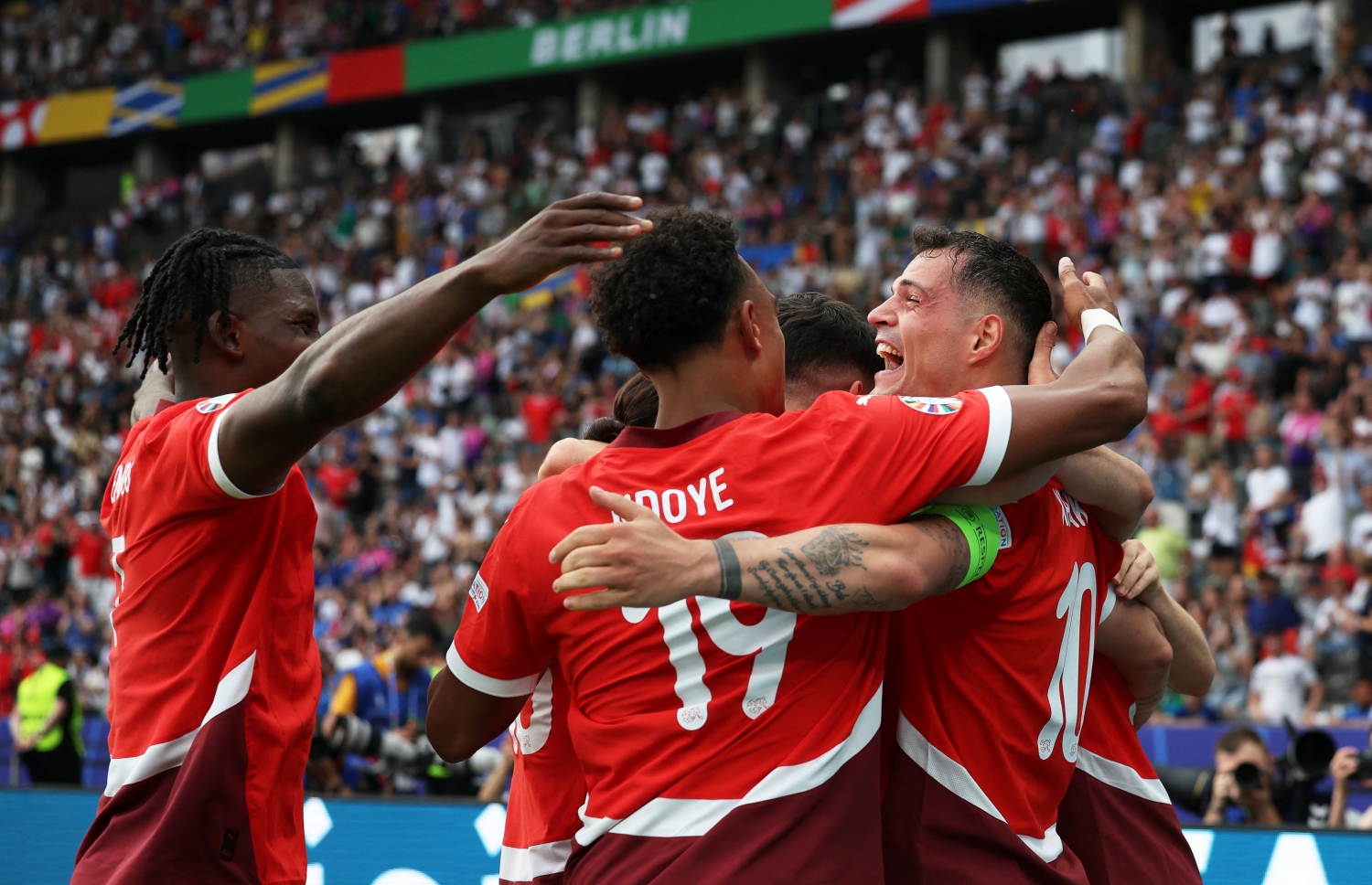 ޔޫރޯ ދެވަނަ ބުރުގައި ސްވިޒަލެންޑާއި އާއި އިޓަލީ ބައްދަލުކުރި މެޗުގައި ލަނޑު ޖެހުމަށްފަހު ސްވިޒަލެންޑުގެ ކުޅުންތެރިން އުފާފާޅު ކުރަނީ. 2-0 ގެ ނަތީޖާއަކުން މިމެޗު ކާމިޔާބުކޮށް ސްވިޒަލެންޑުން ވަނީ ކުއާޓާ ފައިނަލުން ޖާގަ ހޯދާފައި .. --ފޮޓޯ:އޭއެފްޕީ